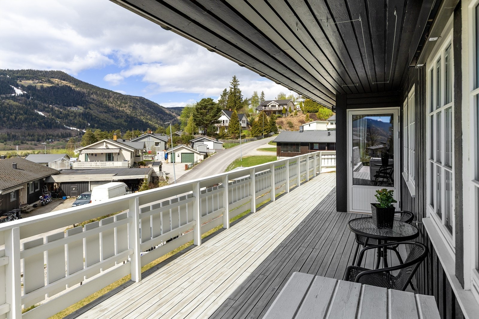 Fra verandaen er det fin utsikt over nabolaget og fjellene. Galleribilde