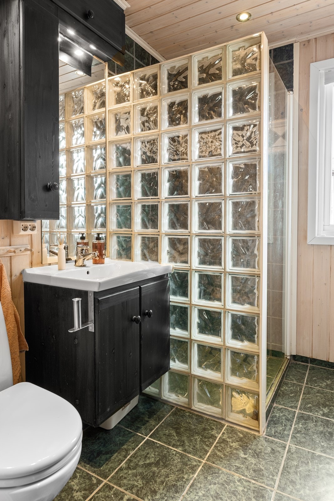 Badet i hovedetasjen bør renoveres. Galleribilde