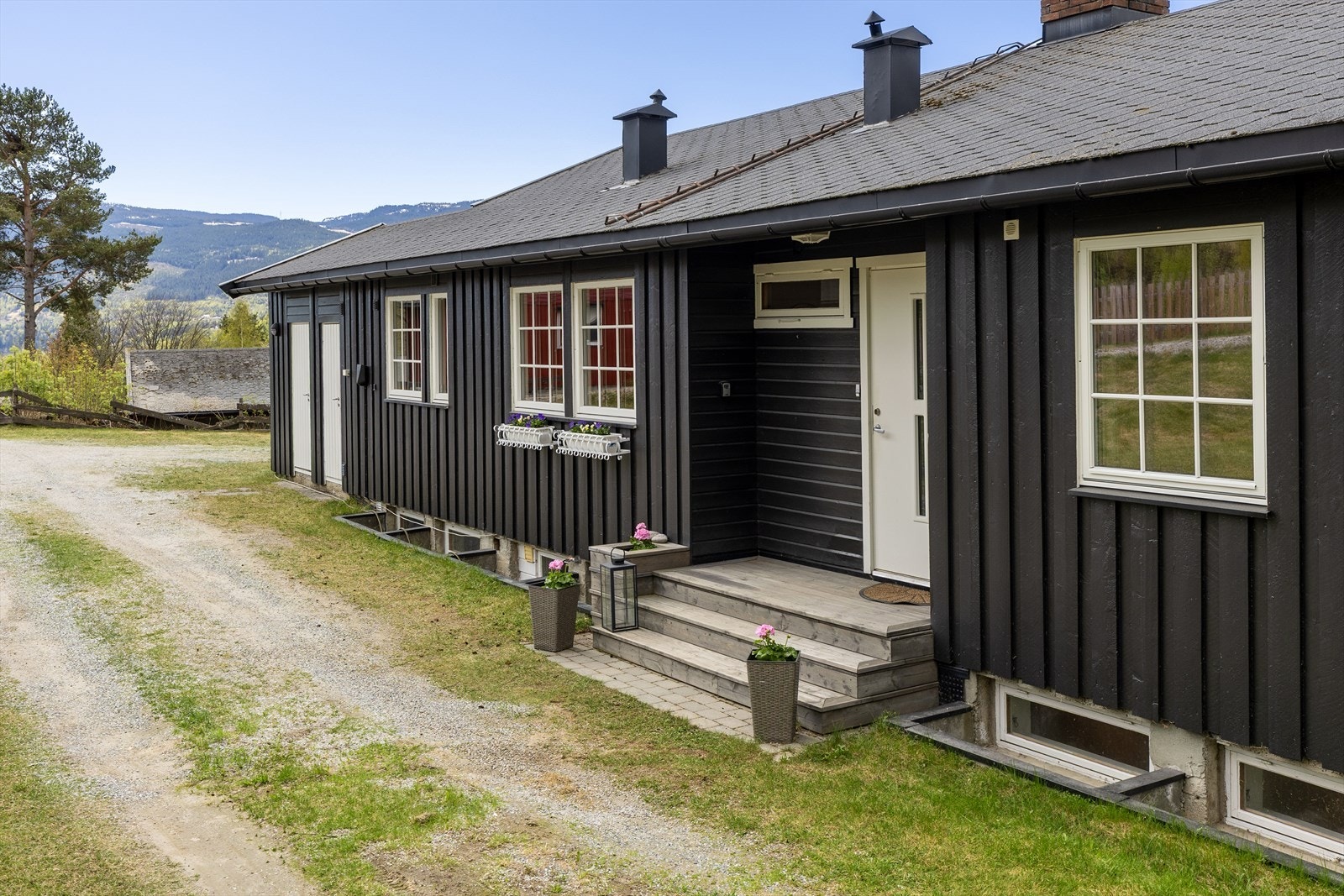 Innholdsrik enebolig med separat utleiedel i kjelleren, som gir gode muligheter for leieinntekter. Galleribilde