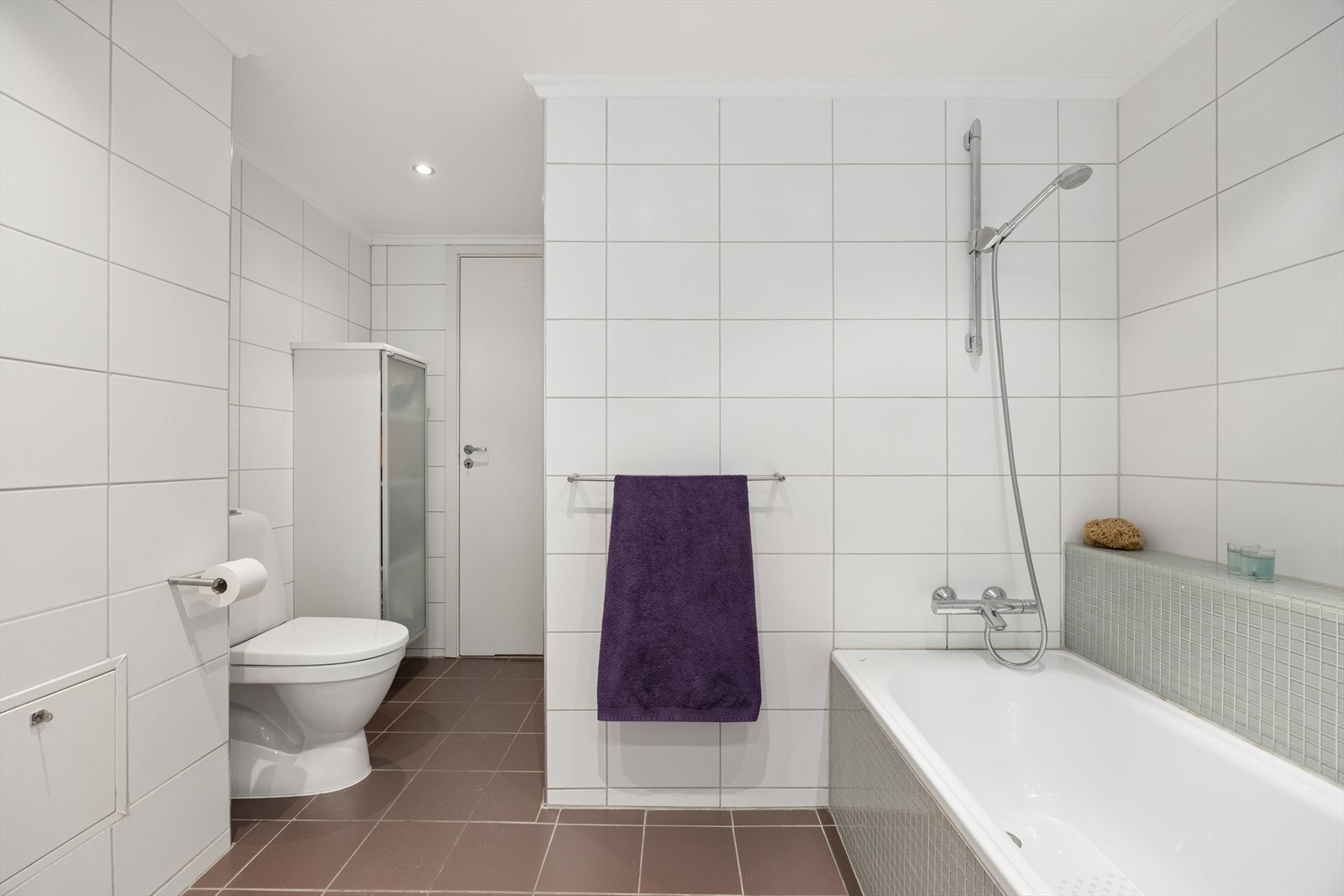 Baderom med både dusj og badekar. Galleribilde