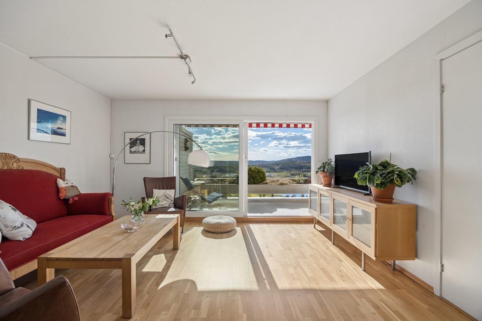 Stue med store vindusflater som slipper inn mye naturlig lys. Galleribilde