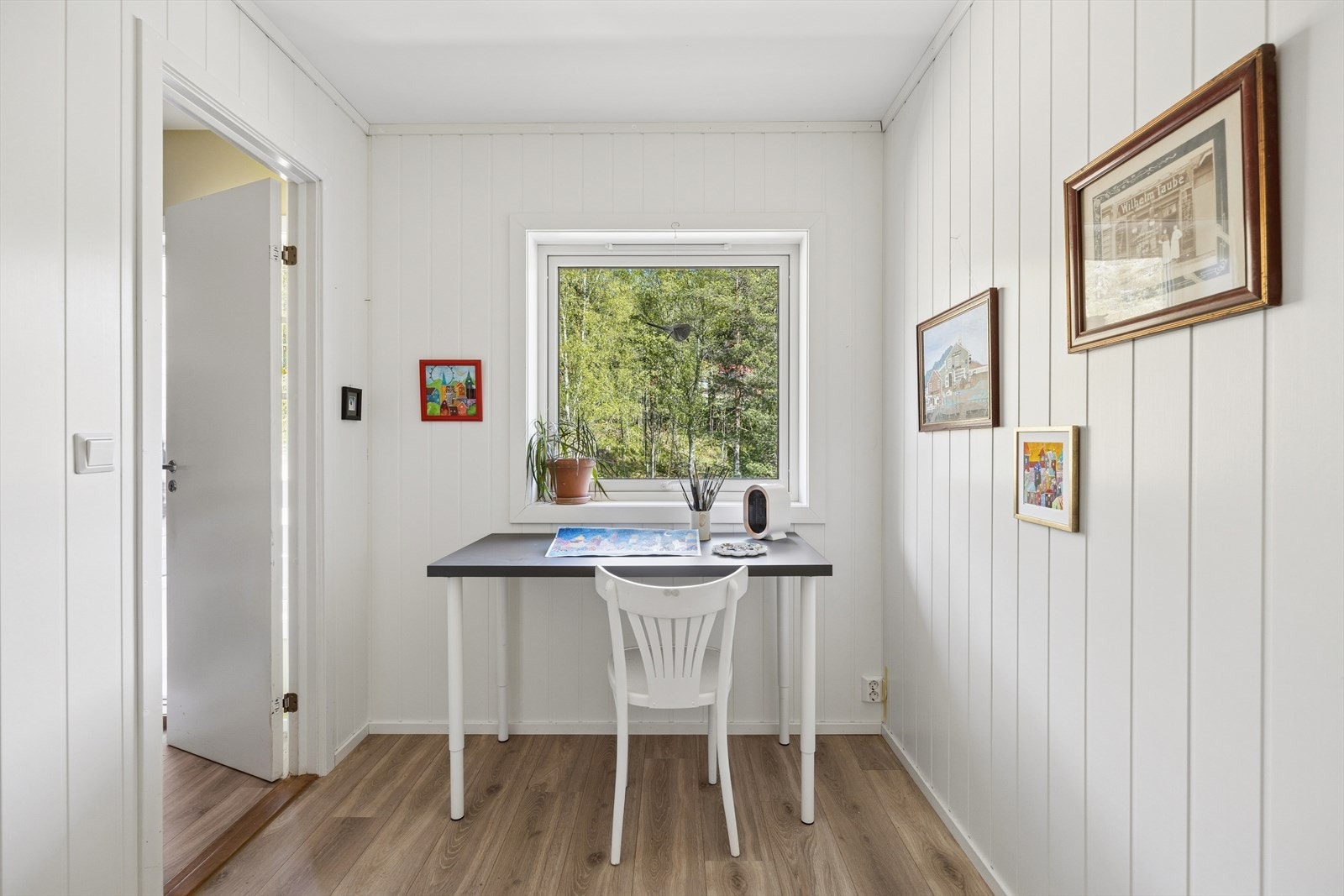 Disponibelt/innredet rom med inngang fra spisestue. Ikke godkjent for varig opphold. Galleribilde