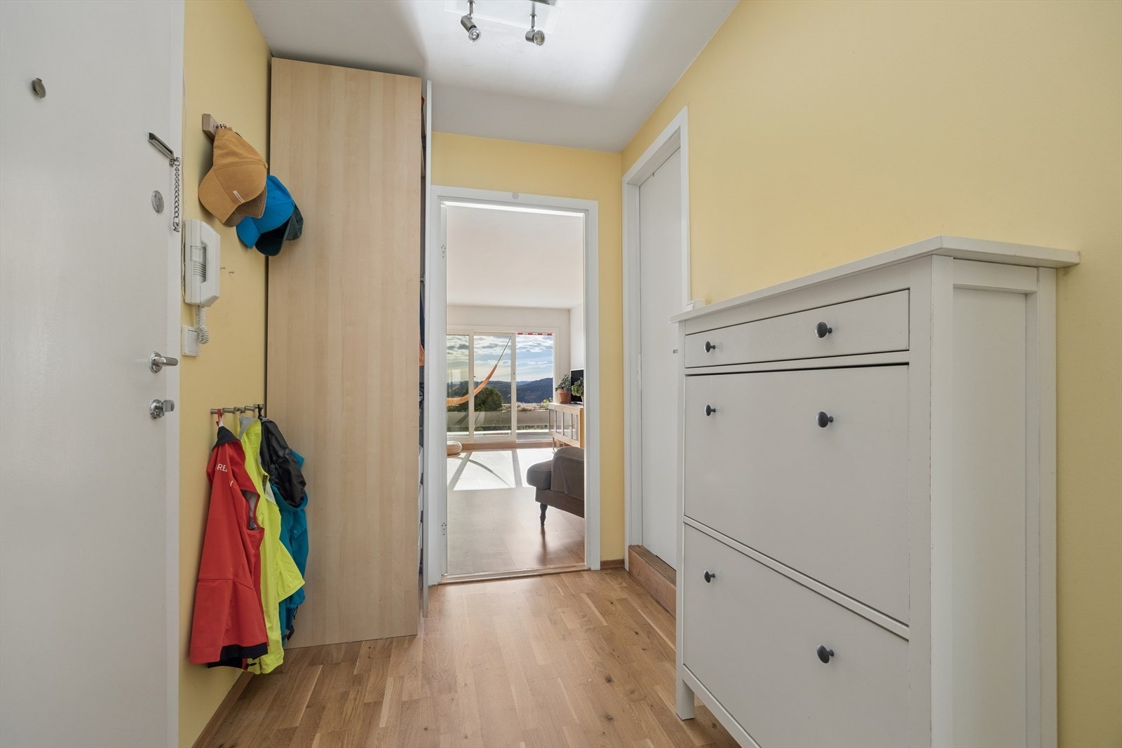Velkommen inn i en hyggelig entré med garderobeskap. Galleribilde