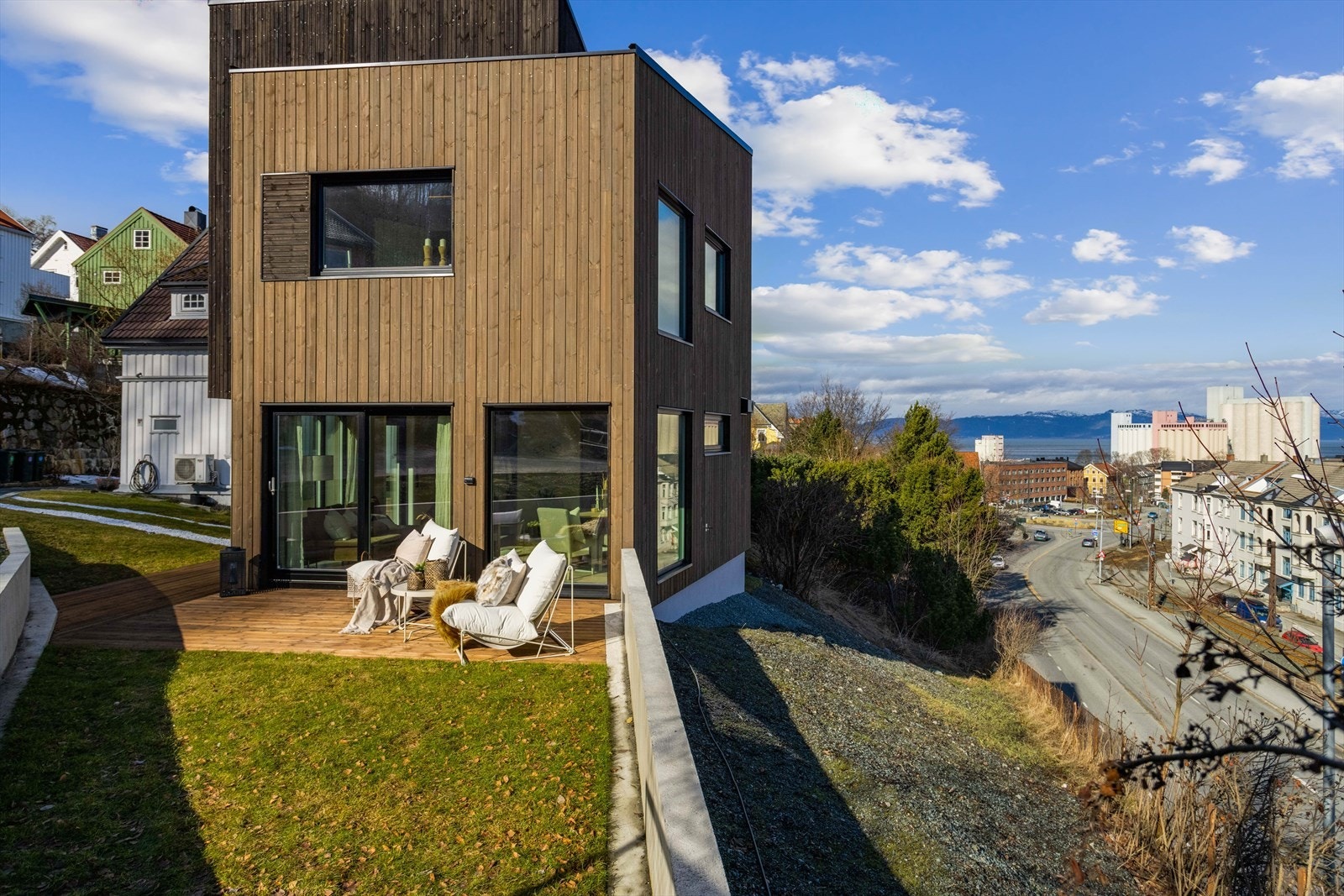 Moderne bolig med solrik terrasse og grønne uteområder. Galleribilde