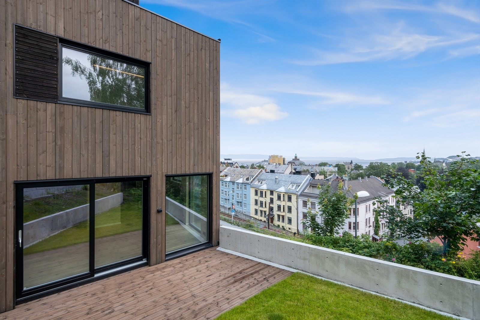På tomten er det biloppstillingsplass, praktisk plassert rett utenfor inngangspartiet. Galleribilde