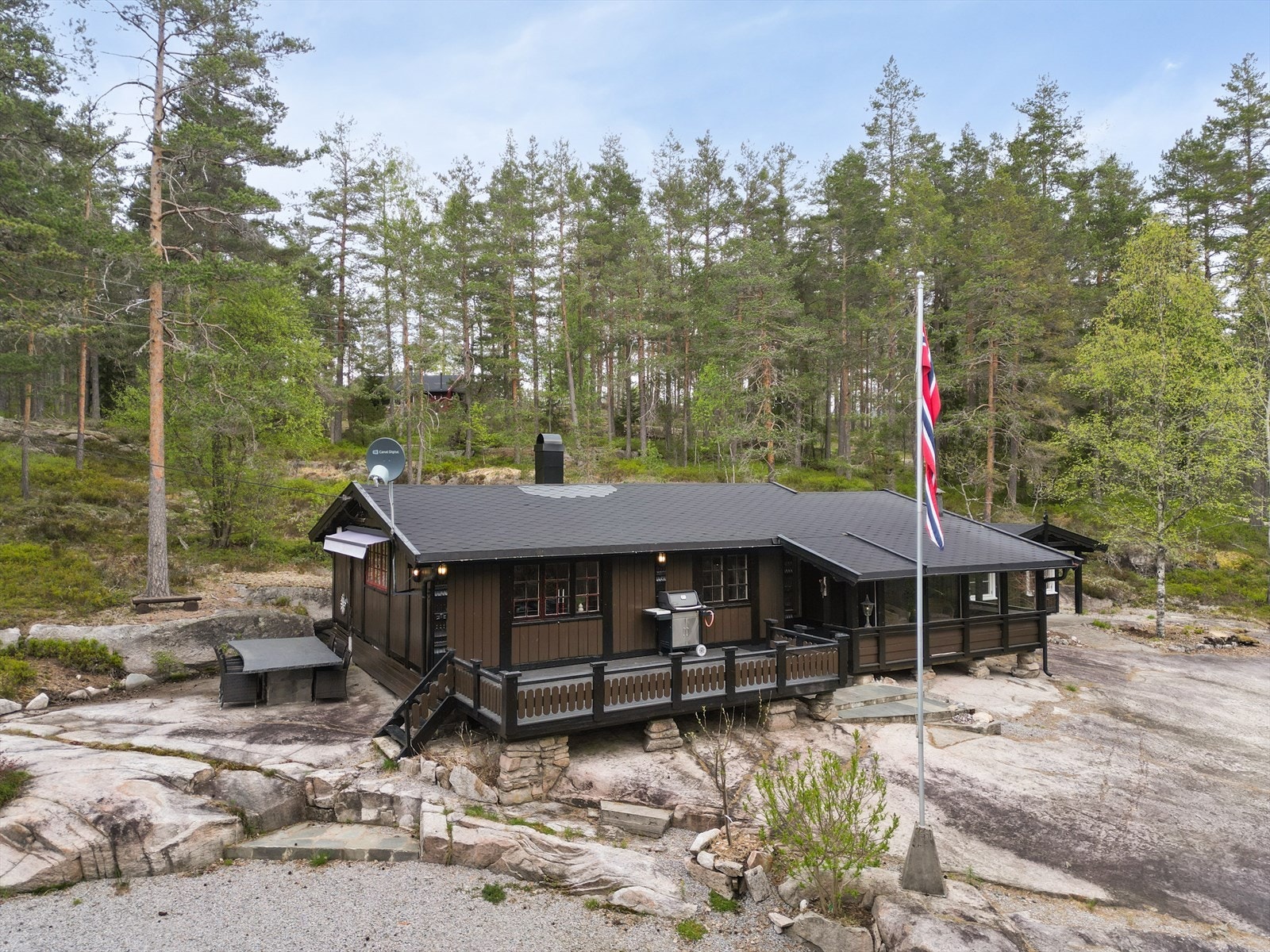 Eiendommen ligger usjenert til i et veletablert hytteområde, omgitt av skog og natur. Galleribilde