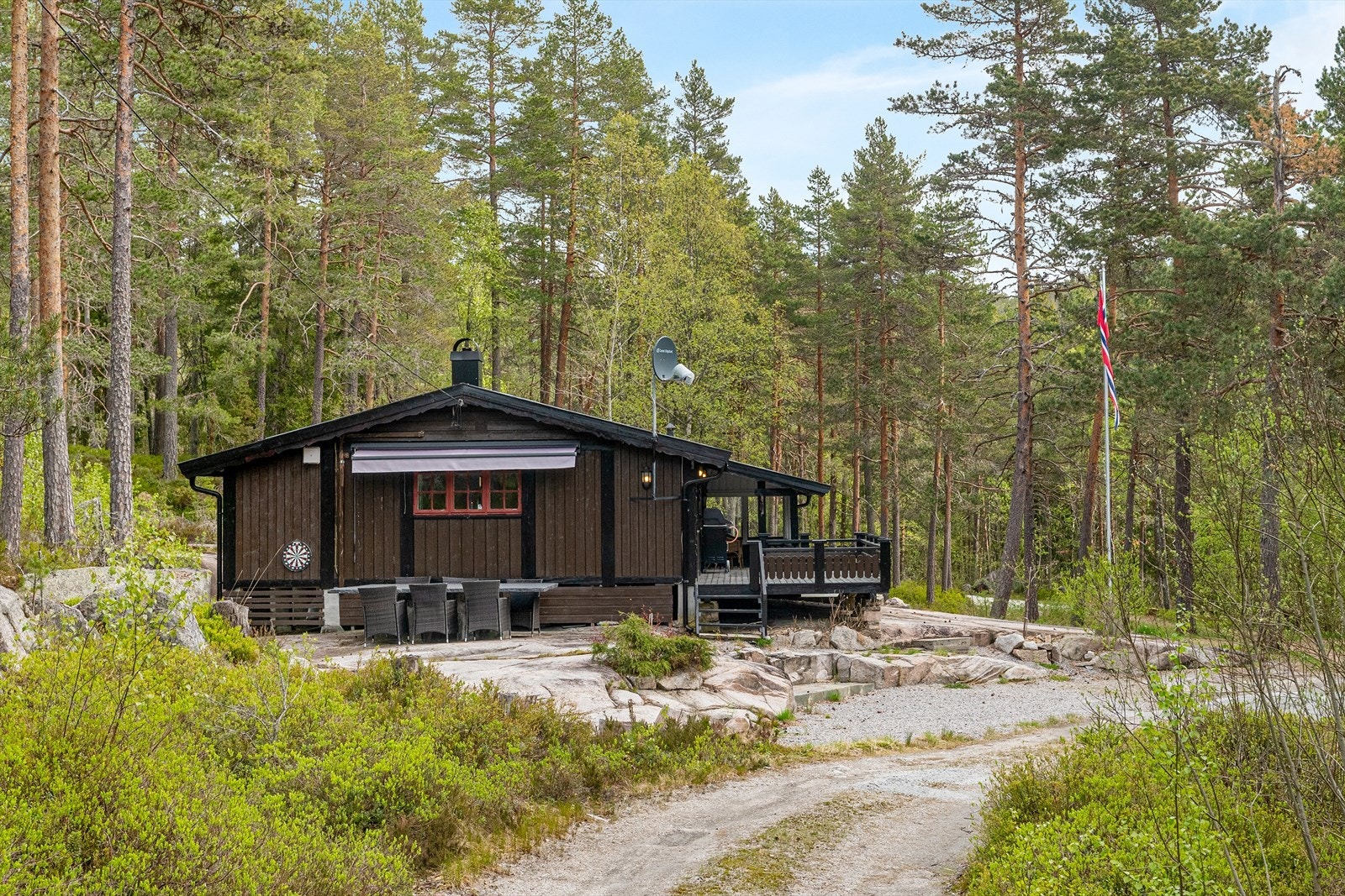 En innholdsrik fritidseiendom i naturskjønne omgivelser, bestående av hytte og et separat anneks. Galleribilde