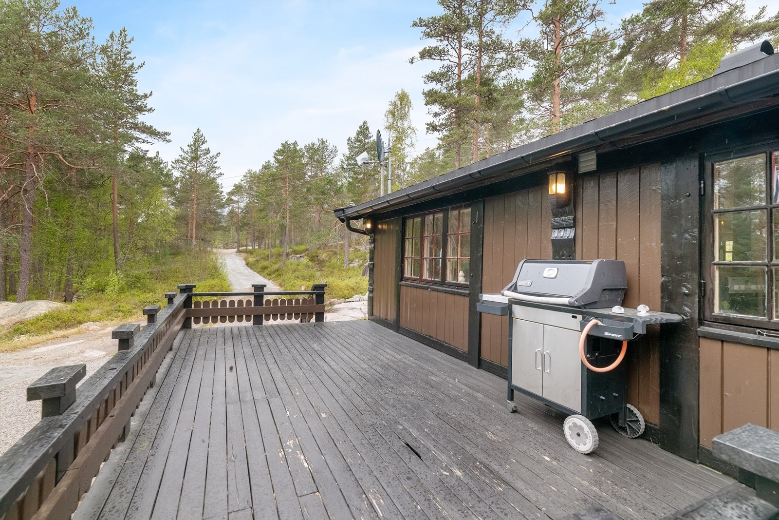 Flere treterrasser binder bygningene sammen og skaper gode, definerte uterom på tomten. Galleribilde