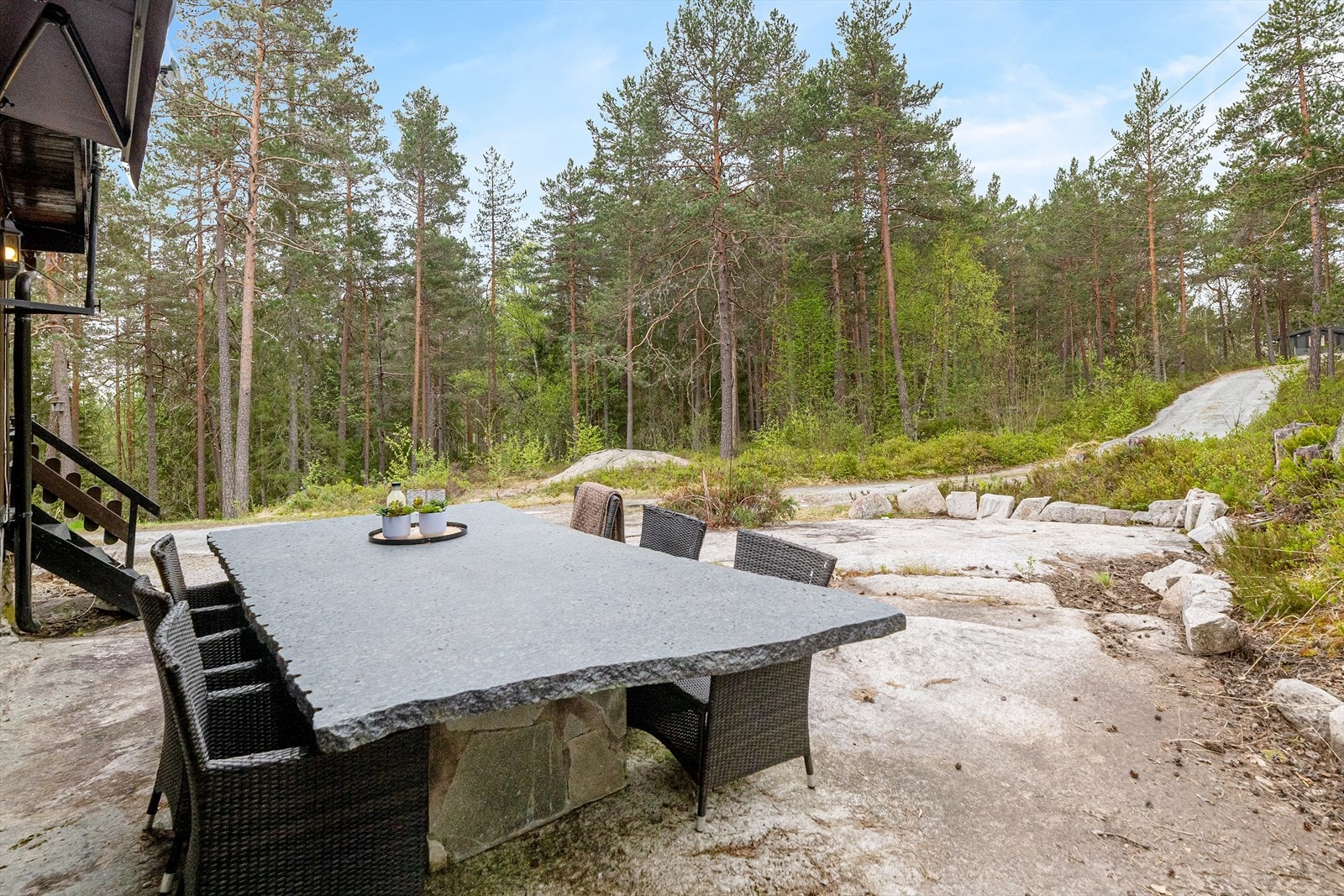 Uteplassene er anlagt direkte på fjellet, som gir en solid og naturnær ramme for hyttelivet. Galleribilde