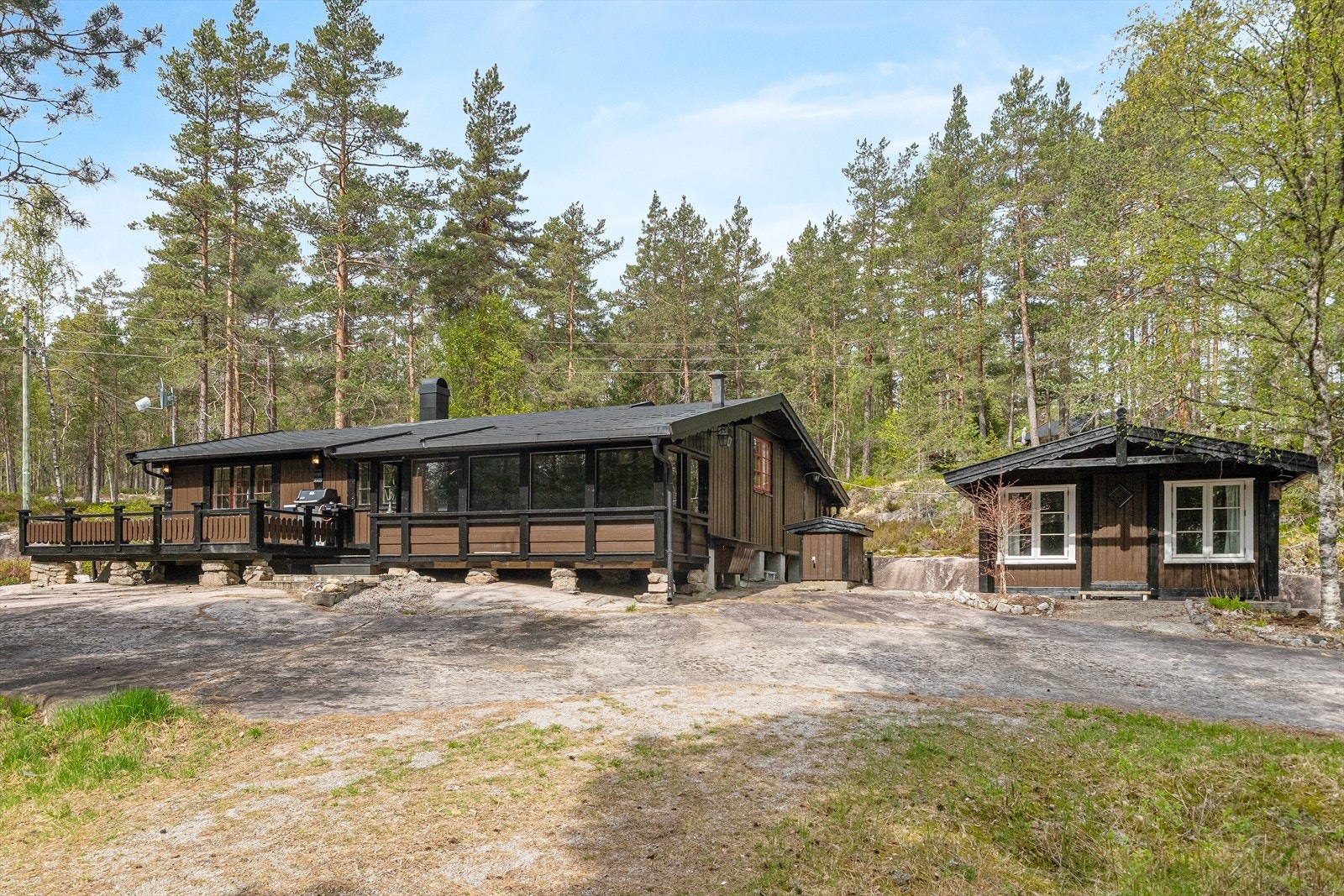 En innholdsrik fritidseiendom som består av en hovedhytte og et separat anneks, oppført i 1990. Galleribilde