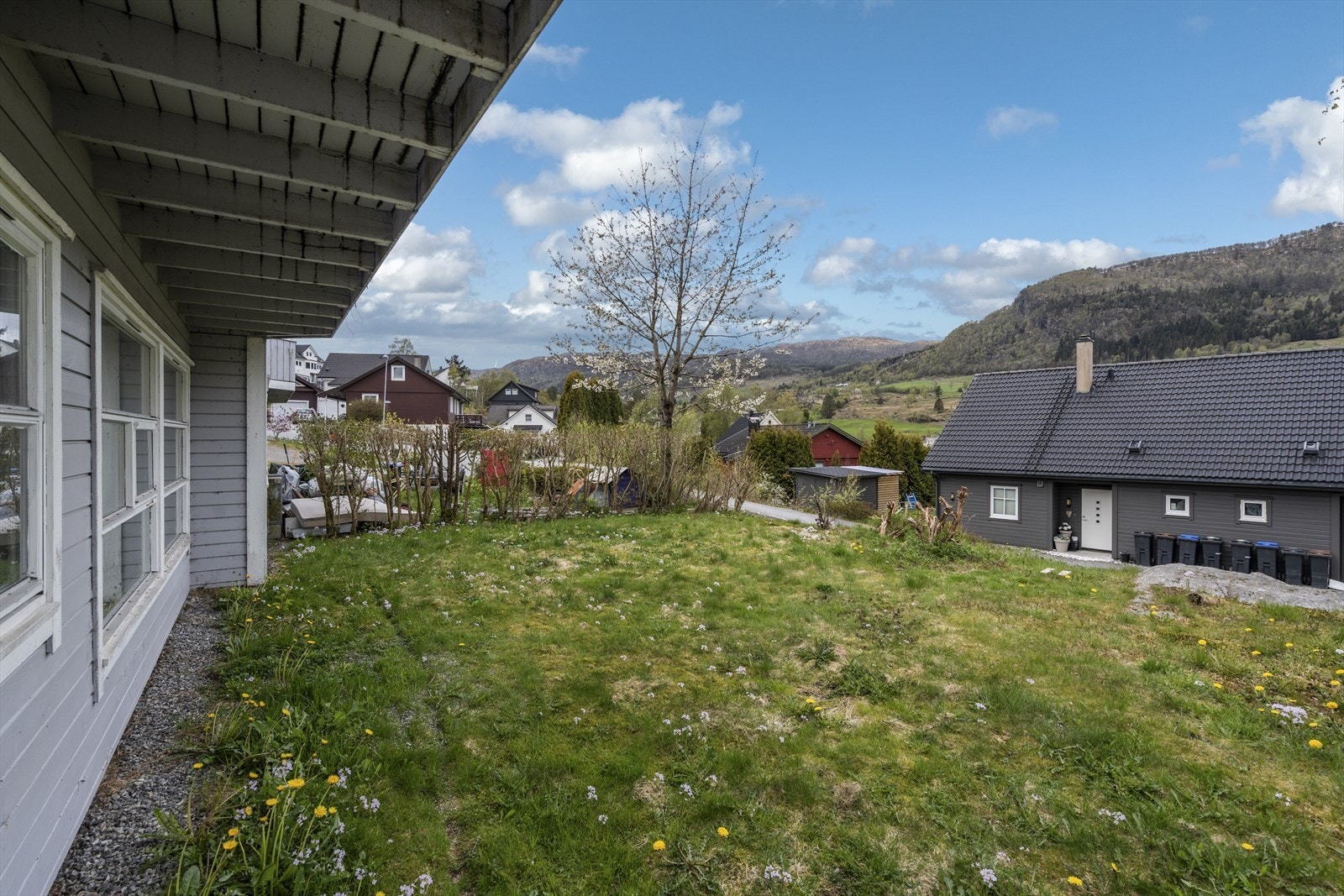 Uteområde med plen og mulighet for å etablere en hyggelig uteplass. Galleribilde