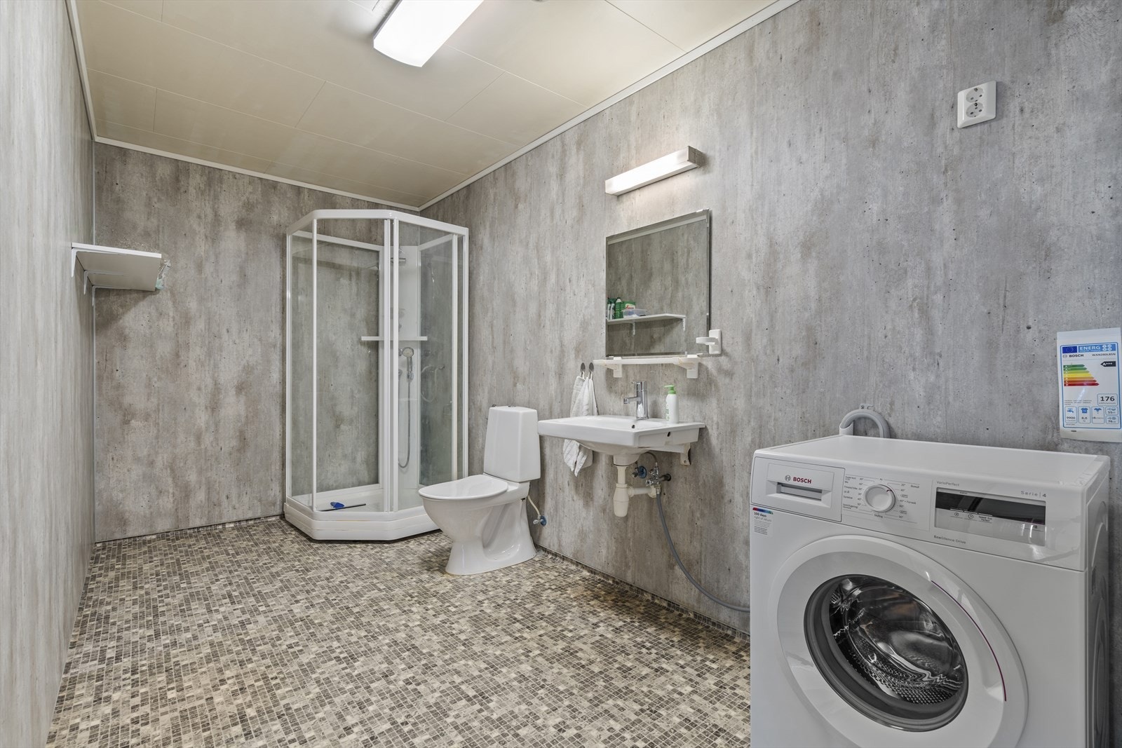 Badet ble modernisert i 2017 med baderomsplater og vinylbelegg med elektriske varmekabler. Her er det også opplegg for vaskemaskin. Galleribilde