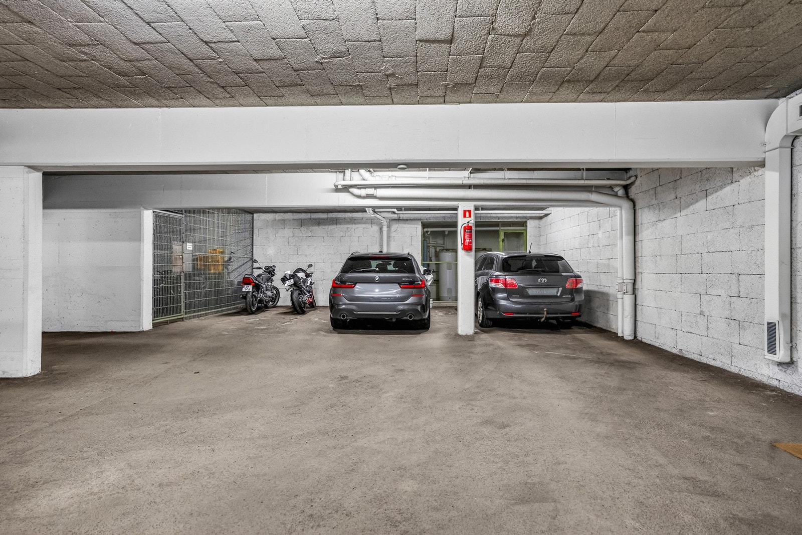 Sameiet har 16 parkeringsplasser (20 seksjoner). Det er ledig garasjeleie for ny kjøper - kr 1.240,- / mnd. Galleribilde