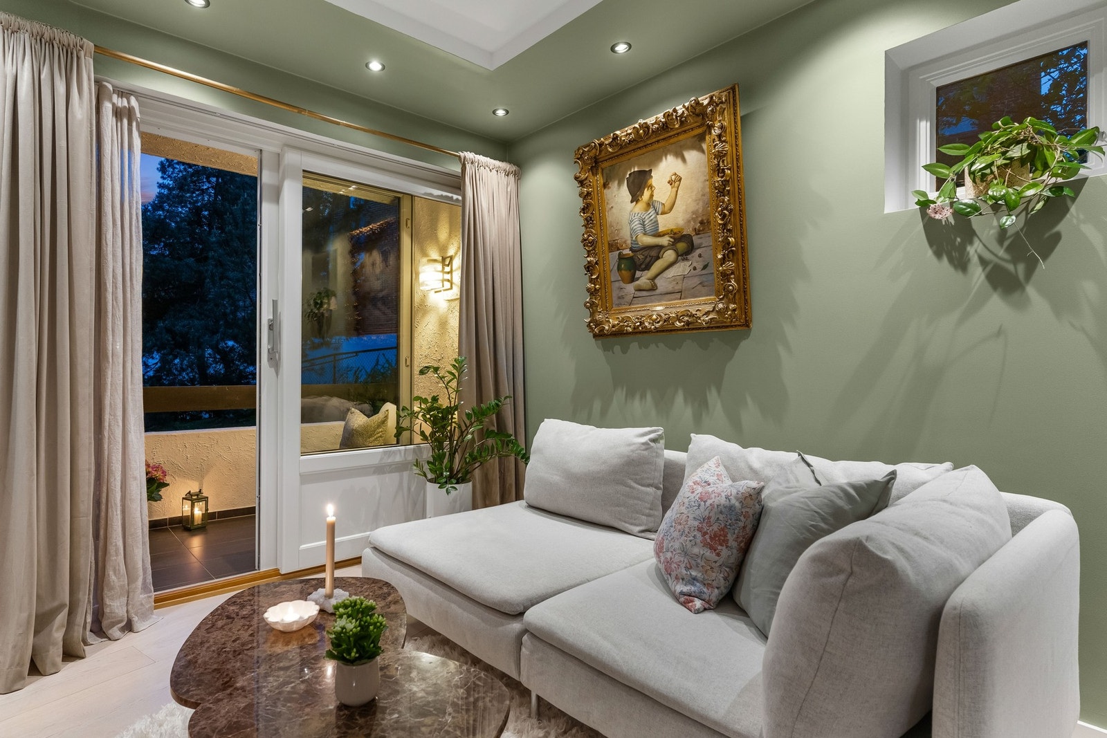 Lysatt parti med downlights Galleribilde