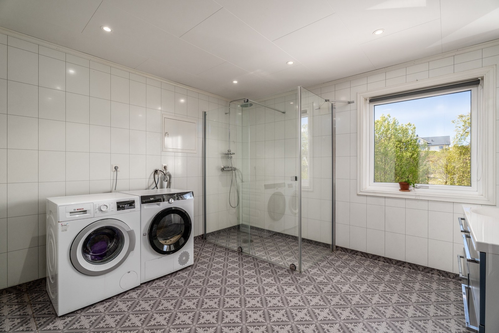 Du får god plass til både vaskemaskin og tørketrommel og videre er badet utstyrt med dusjvegger og inspeksjonsluke for røropplegg. Galleribilde