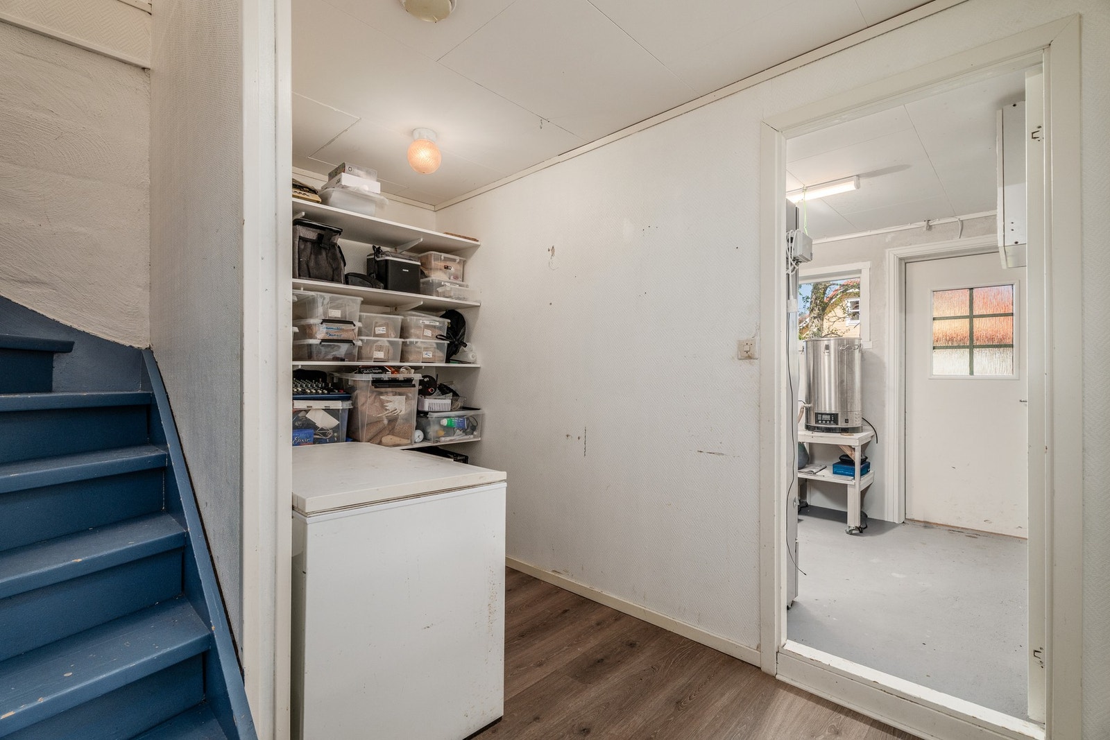 Bod og vaskerom med egen utgang mot nord. Dette er selgers del og inngår ikke i utleiedelen. Galleribilde