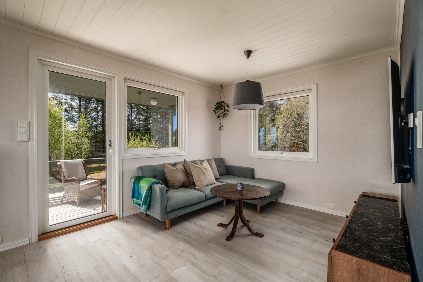 Lyse og pene overflater og utgang direkte fra stue til veranda, terrasse og deilig hage. Galleribilde