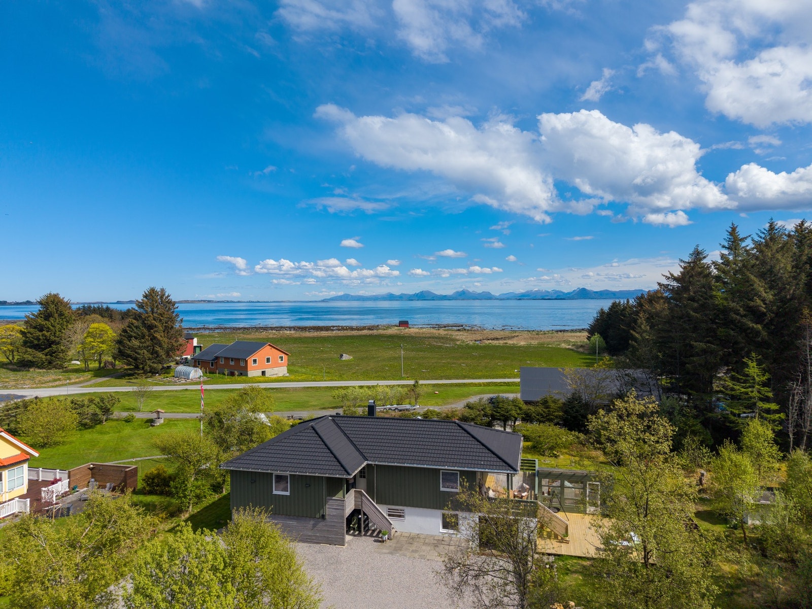 Landlige og fine omgivelser og et trivelig nabolag. Her har du kort veg til turområder, strender og naturreservat. Galleribilde