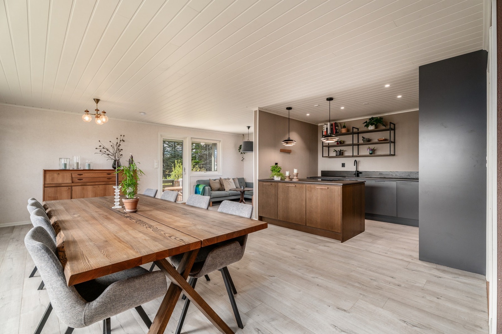 Det moderne kjøkkenet er funksjonelt og har kjøleskap, oppvaskmaskin, platetopp, vinskap, kaffemaskin, micro-ovn, stekeovn, waterguard og komfyrvakt. Galleribilde