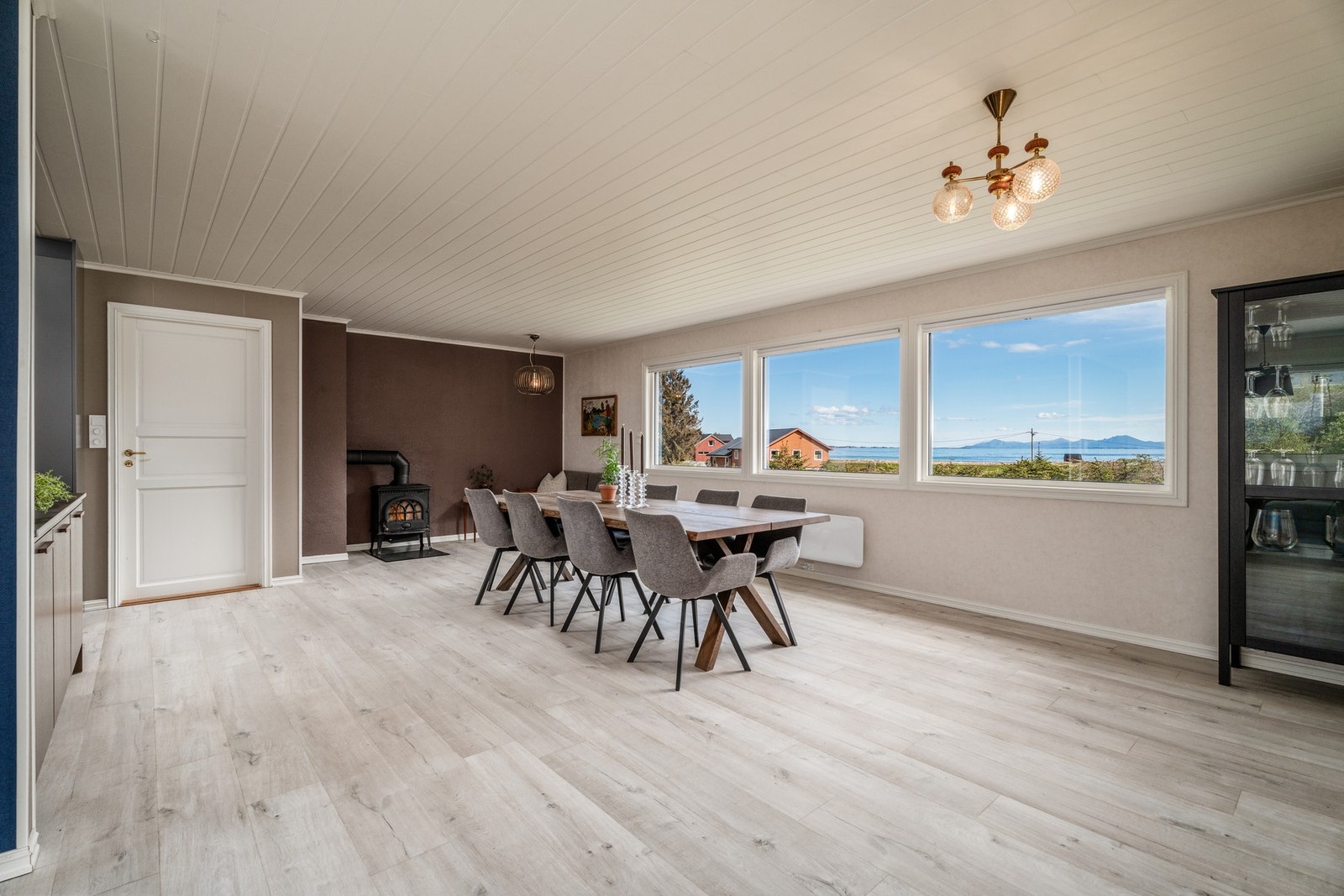 For en utsikt man har! Og i stua er det meget god plass til å ha gjester rundt bordet. Galleribilde