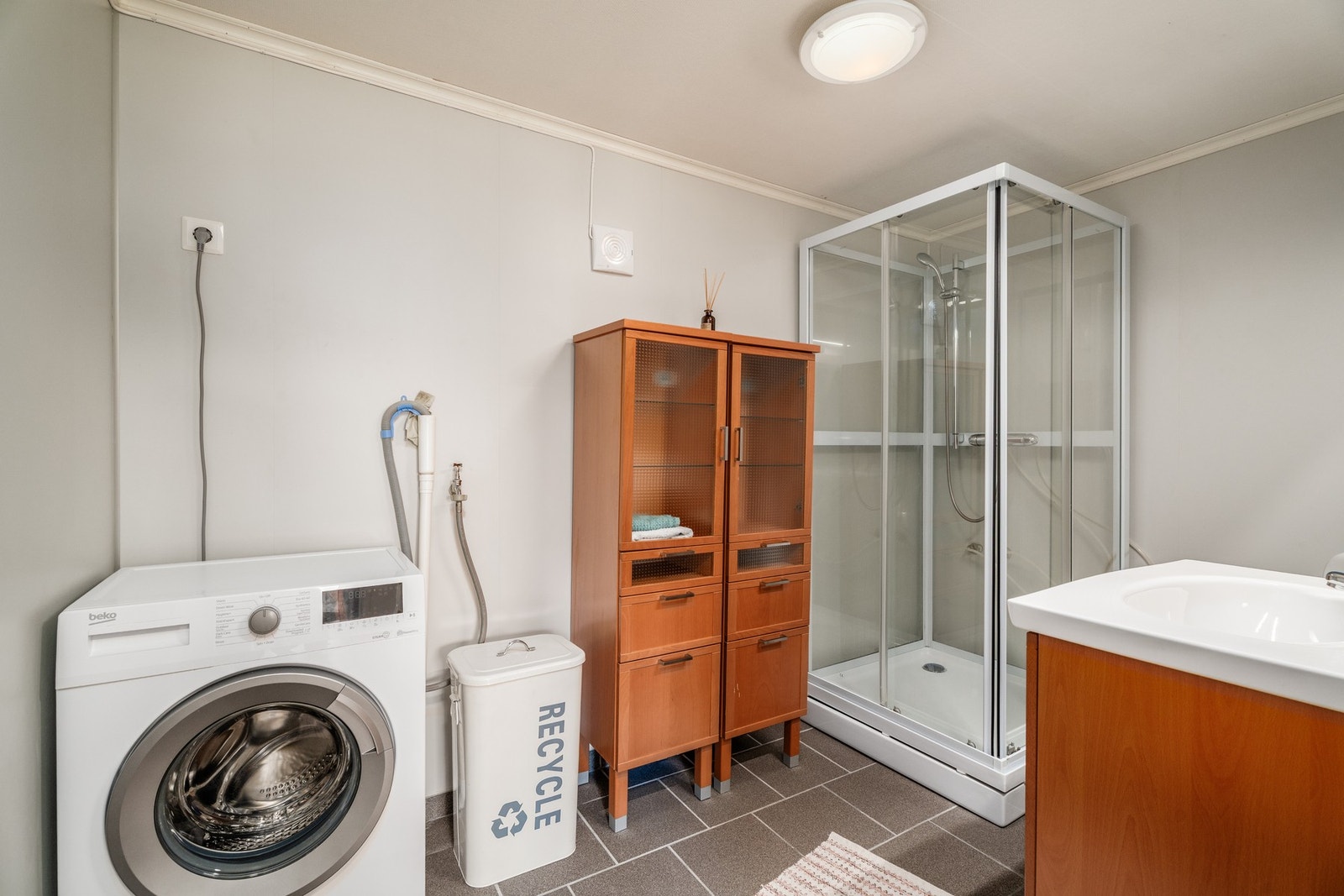 Badet i utleiedel ble oppusset i 2020 og har plass til både vaskemaskin og tørketrommel om ønskelig. Galleribilde