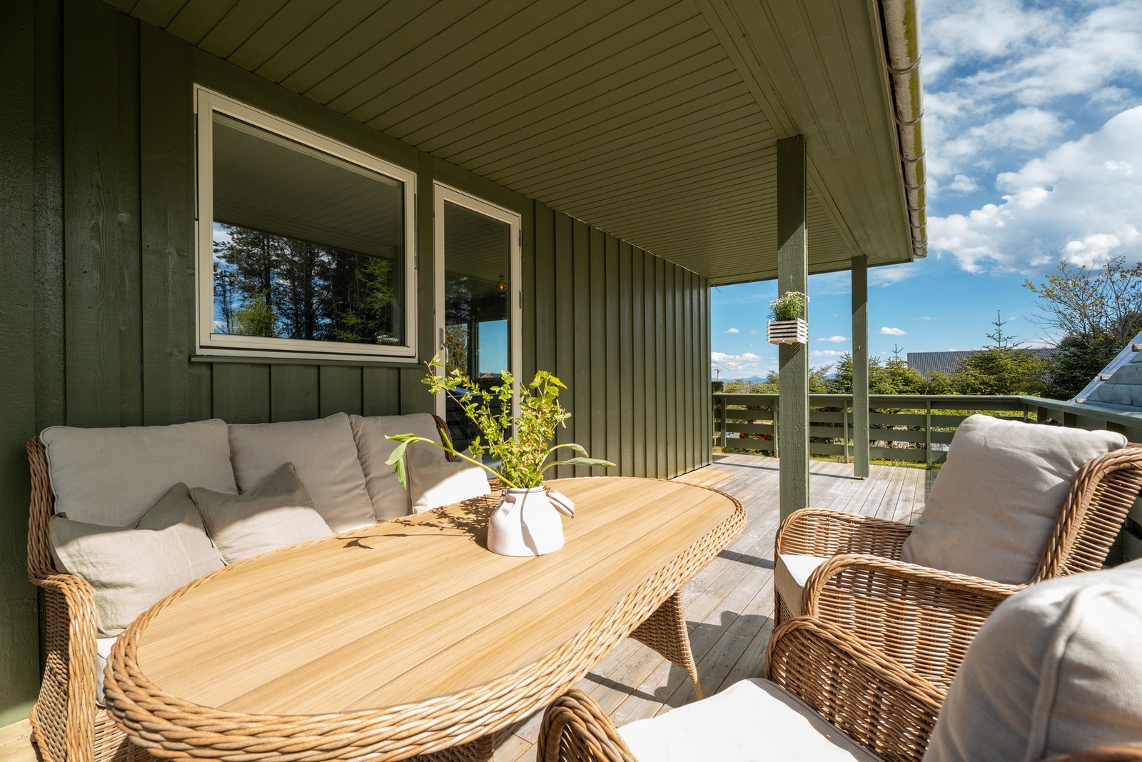 Delvis overbygd uteplass mot syd, her kan man fint tilbringe sommeren. Galleribilde