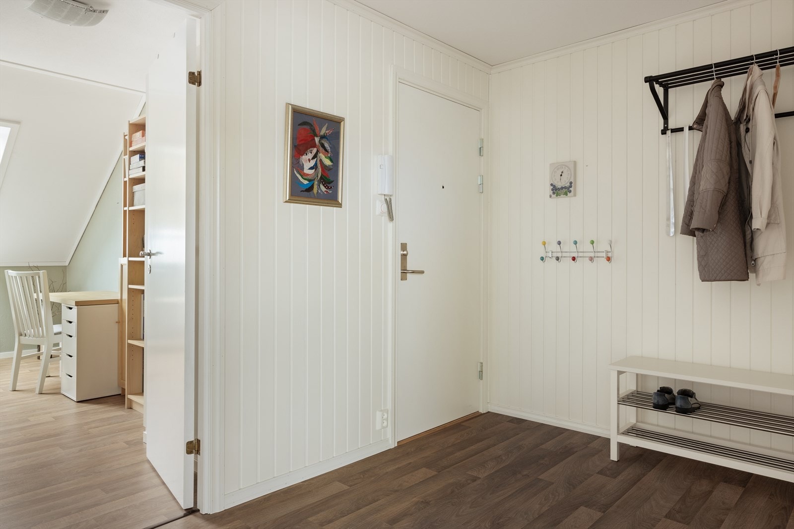 - Du blir ønsket velkommen inn i en lys og romslig entré/gang - Galleribilde