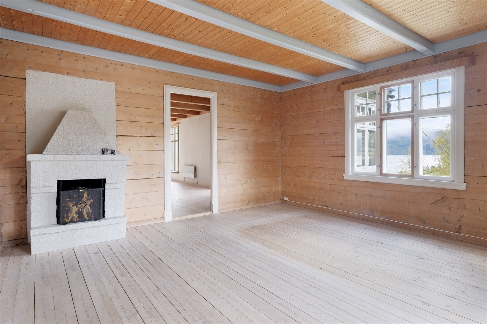 Denne stova har flott peisomn som oppvarmingskjelde. Galleribilde