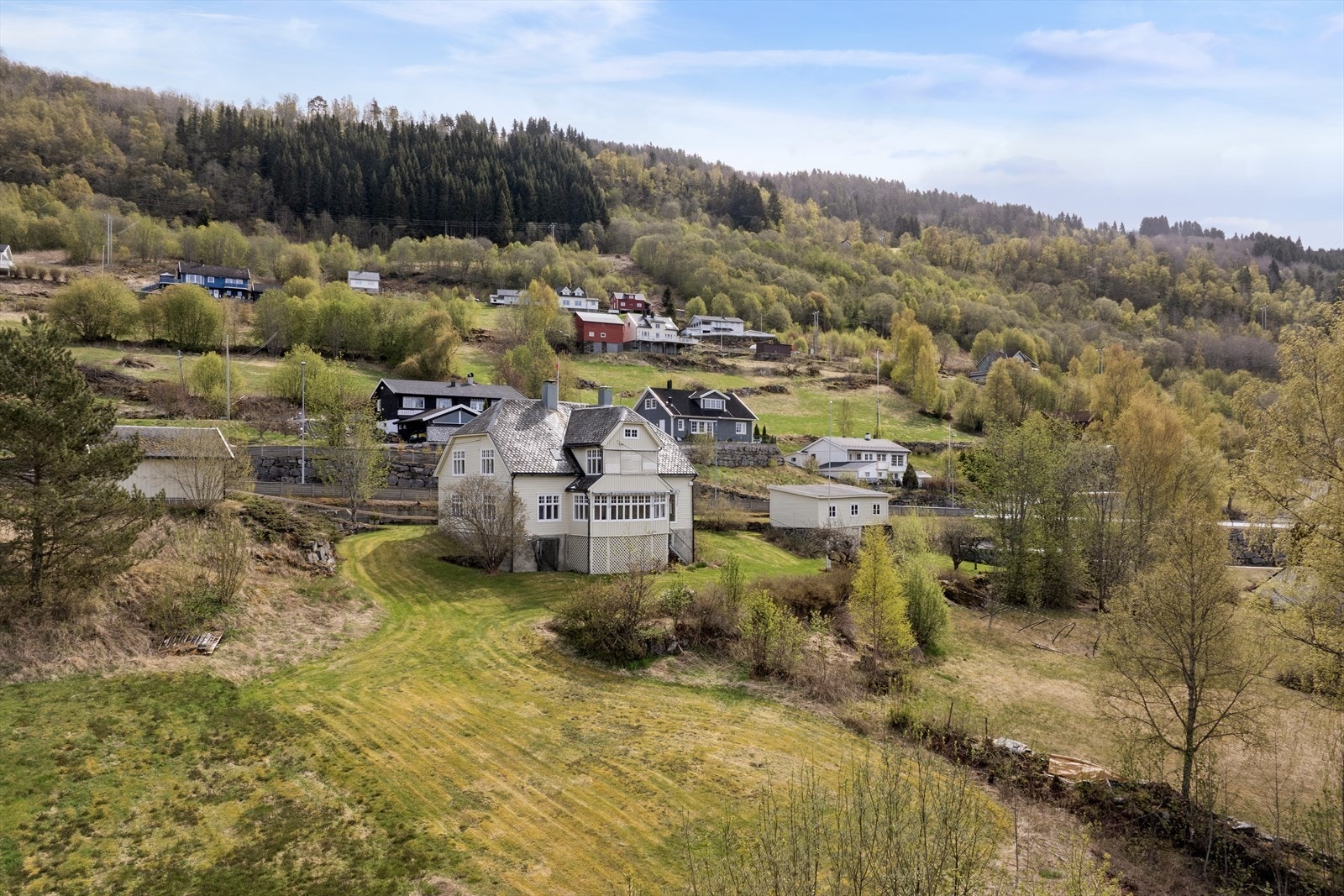 Eigedomen ligg fritt og fint til på Hafslo, like ved fylkesvegen. Galleribilde