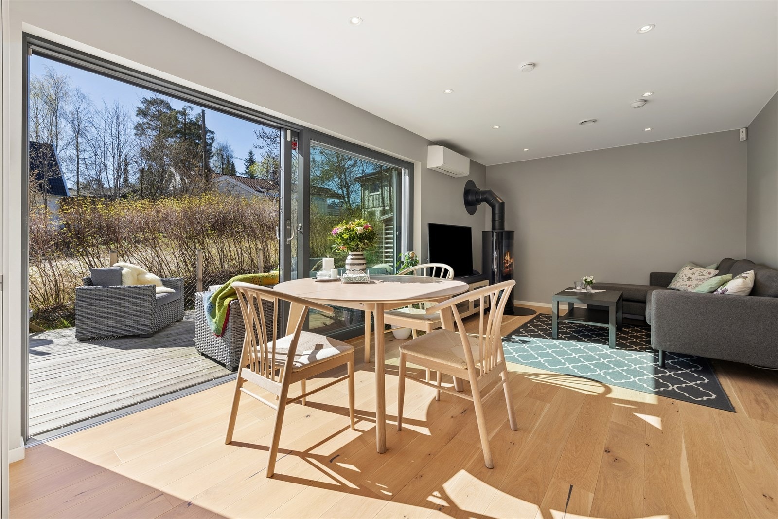 Stuen er lys og romslig med god plass til både sitte- og spisegruppe. Galleribilde