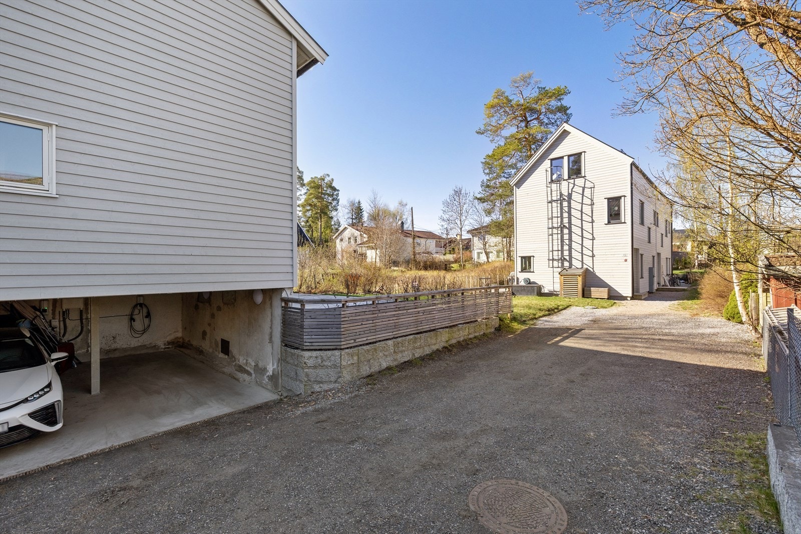 Fast biloppstillingsplass i carport under hus 1 med el-billader. Galleribilde