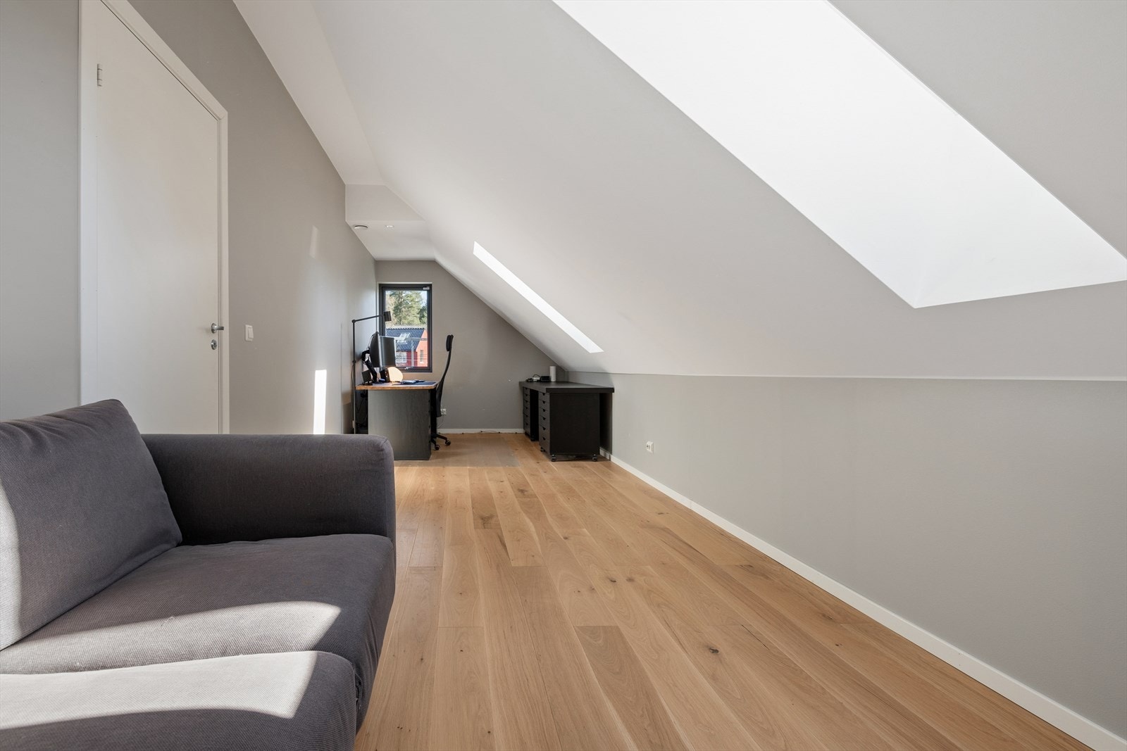 I tredje etasje er det 2 romslige soverom med god plass til seng, nattbord og garderobe. Galleribilde