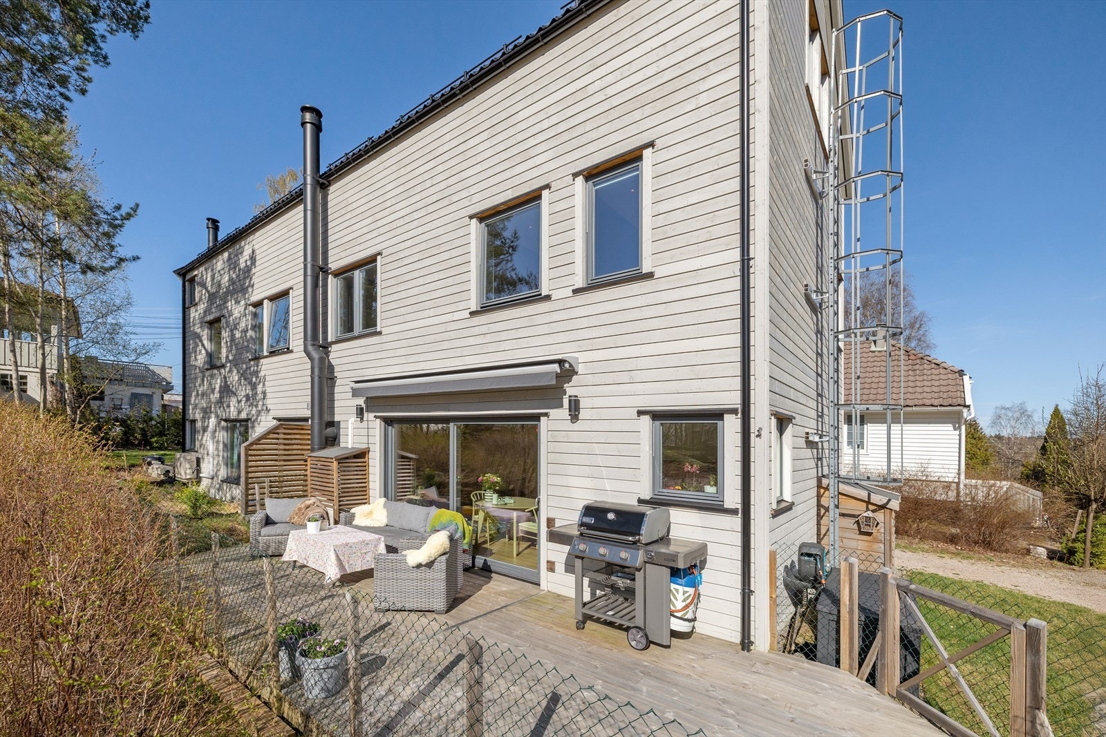 Den romslige terrassen gir deg en perfekt mulighet til å nyte solen og tilberede deilige grillretter utendørs! Galleribilde
