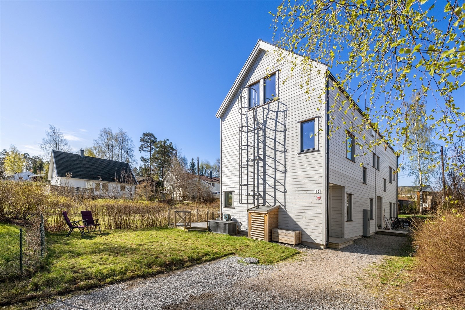 Uteplass med hage og terrassedekke. Galleribilde