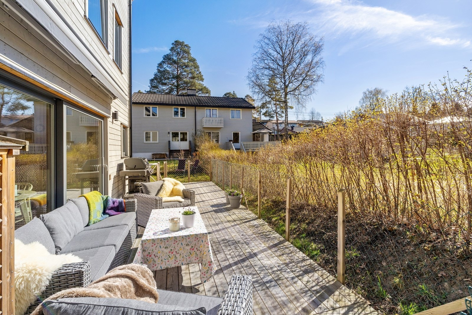 Fra stuen er det utgang til solrik terrasse. Galleribilde