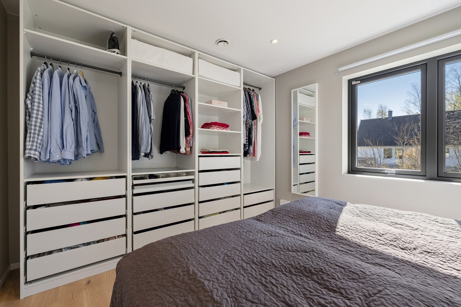 Hovedsoverommet er innredet med stor garderobe som har rikelig med skuffer, hyller og hengeplass. Galleribilde
