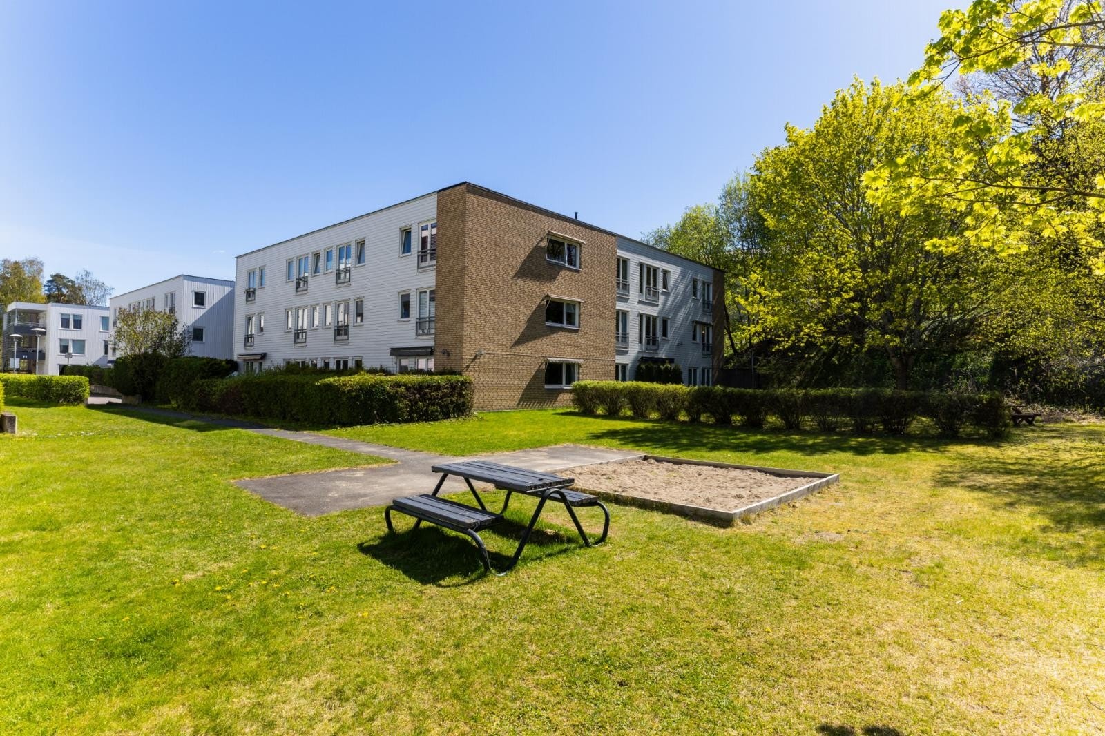 Fasade med pent opparbeidet uteområde. Galleribilde