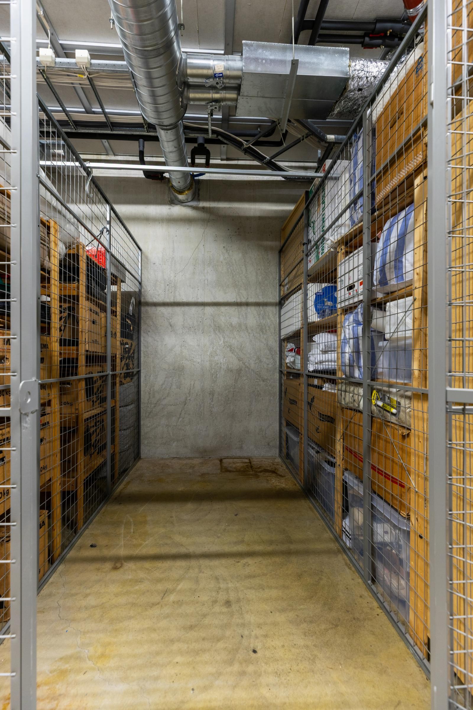 Egen bod i kjeller med gittervegger. Ca. 5m2. Galleribilde