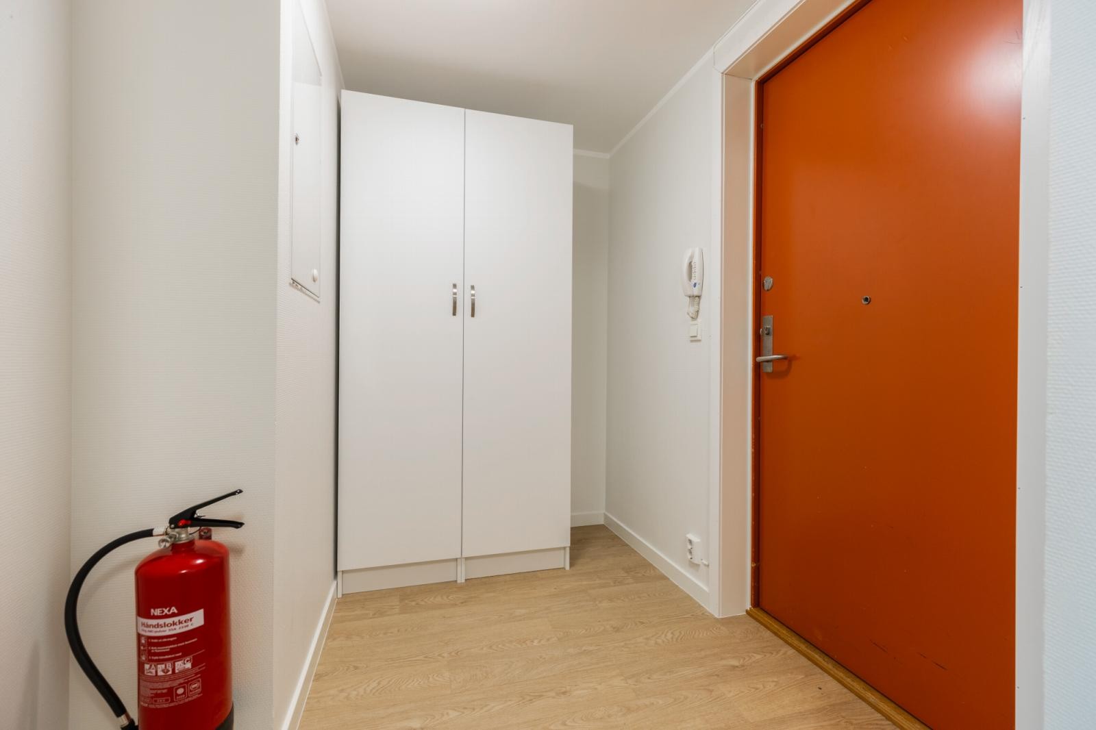 Entré. 1 stk. klesskap, 1 stk. brannslukningsapparat. Skap m/automatsikringer. Galleribilde