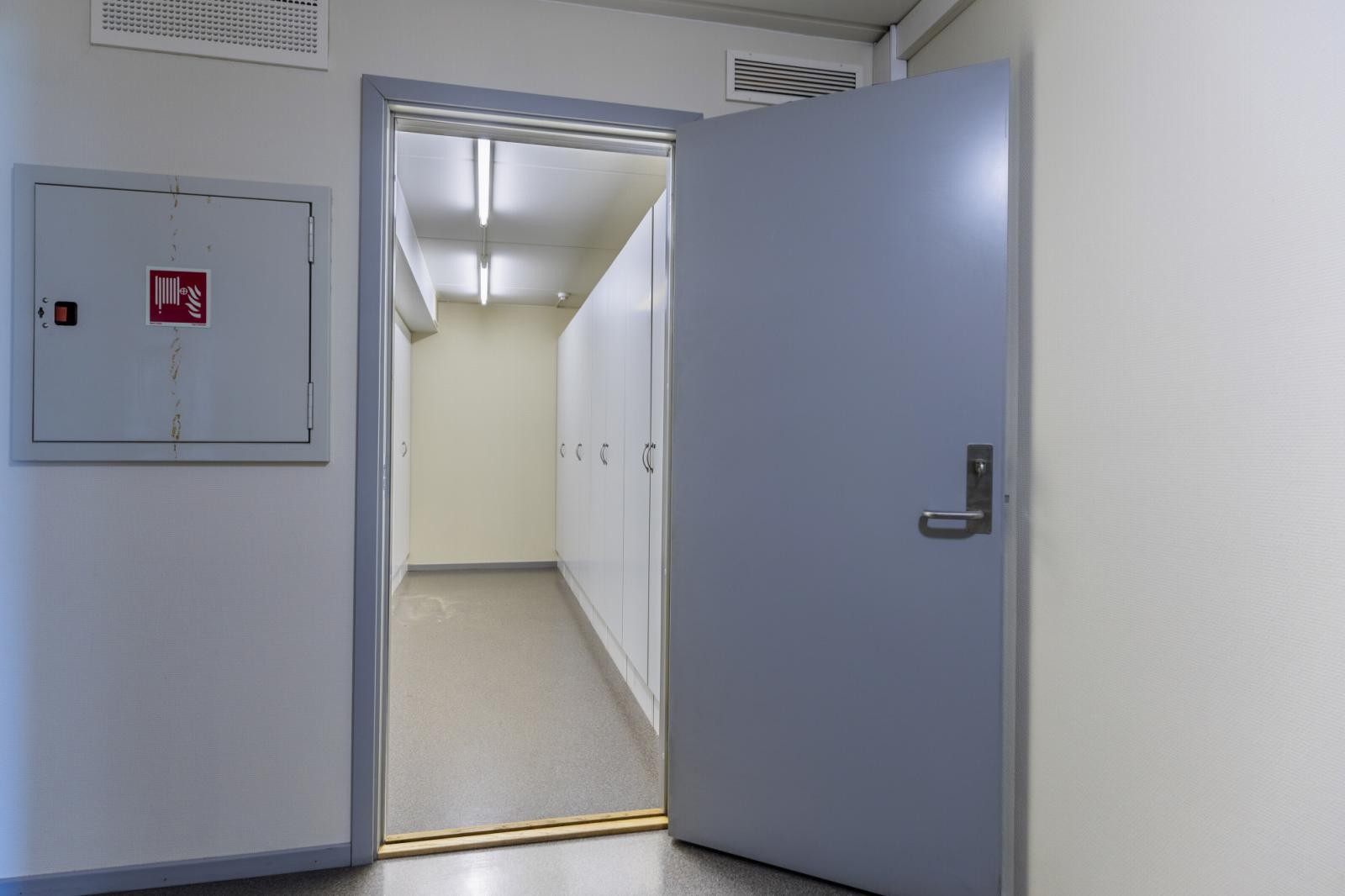 Felles bod med inngang fra felles gang i 1 etg., like ved leiligheten. 1 stk. låsbart klesskap i boden hører til. Galleribilde
