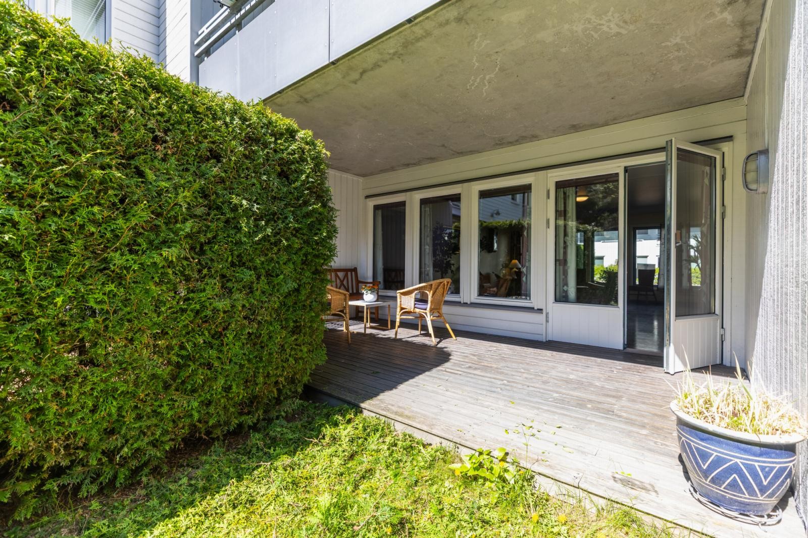 Felles terrasse med møbler for beboere. Galleribilde