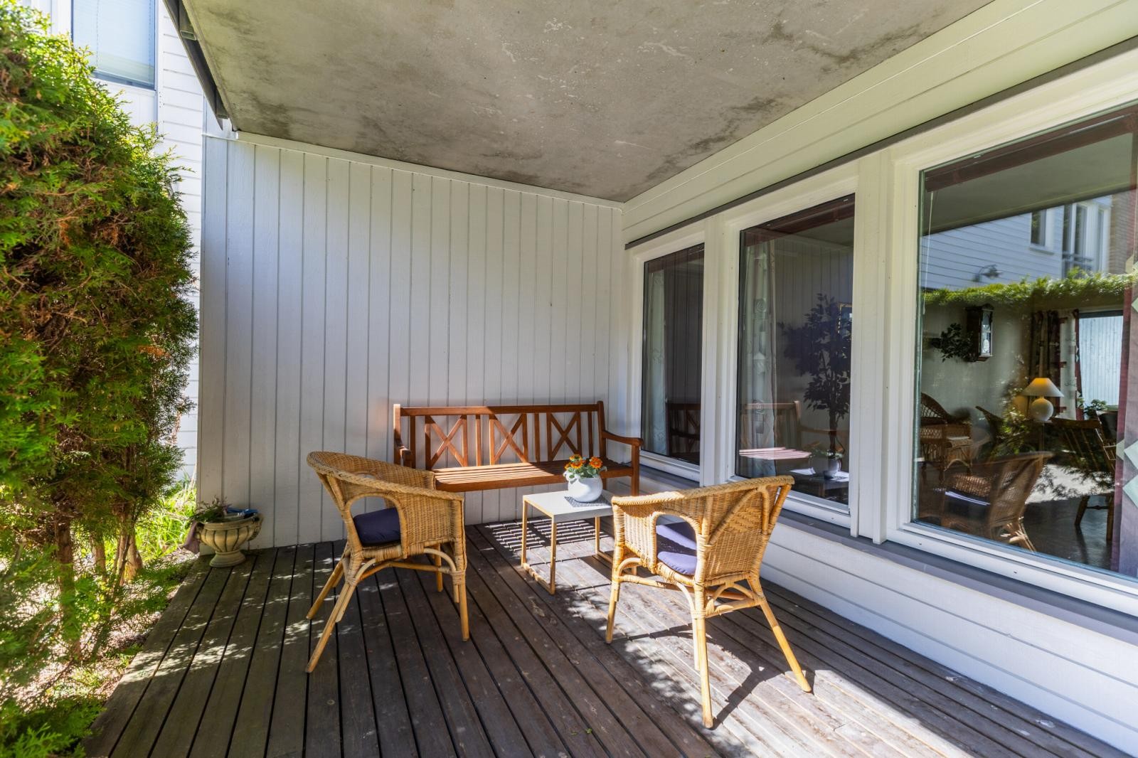 Felles terrasse med møbler for beboere. Galleribilde