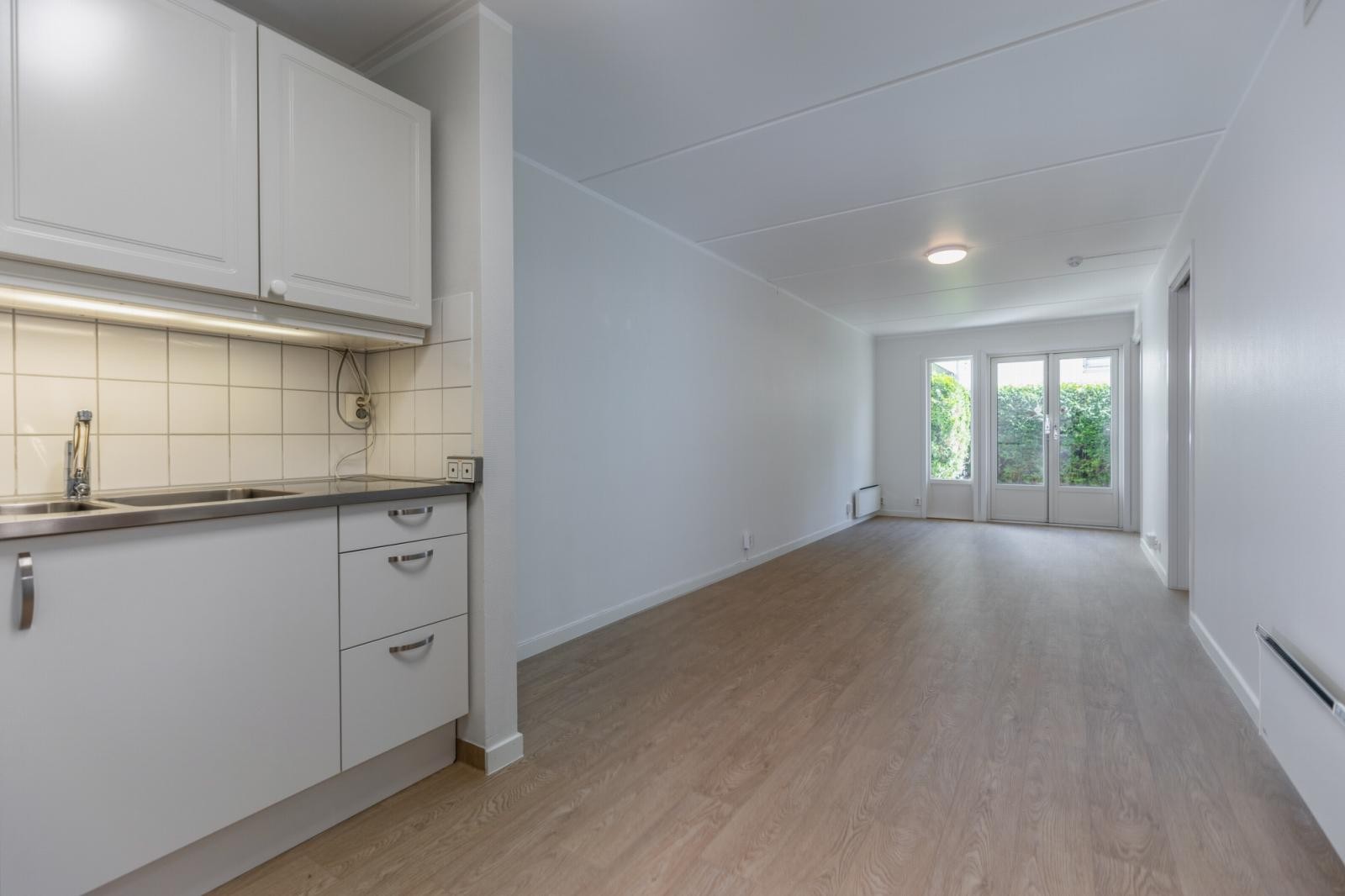 Kjøkken/stue med dør ut til platting. Galleribilde