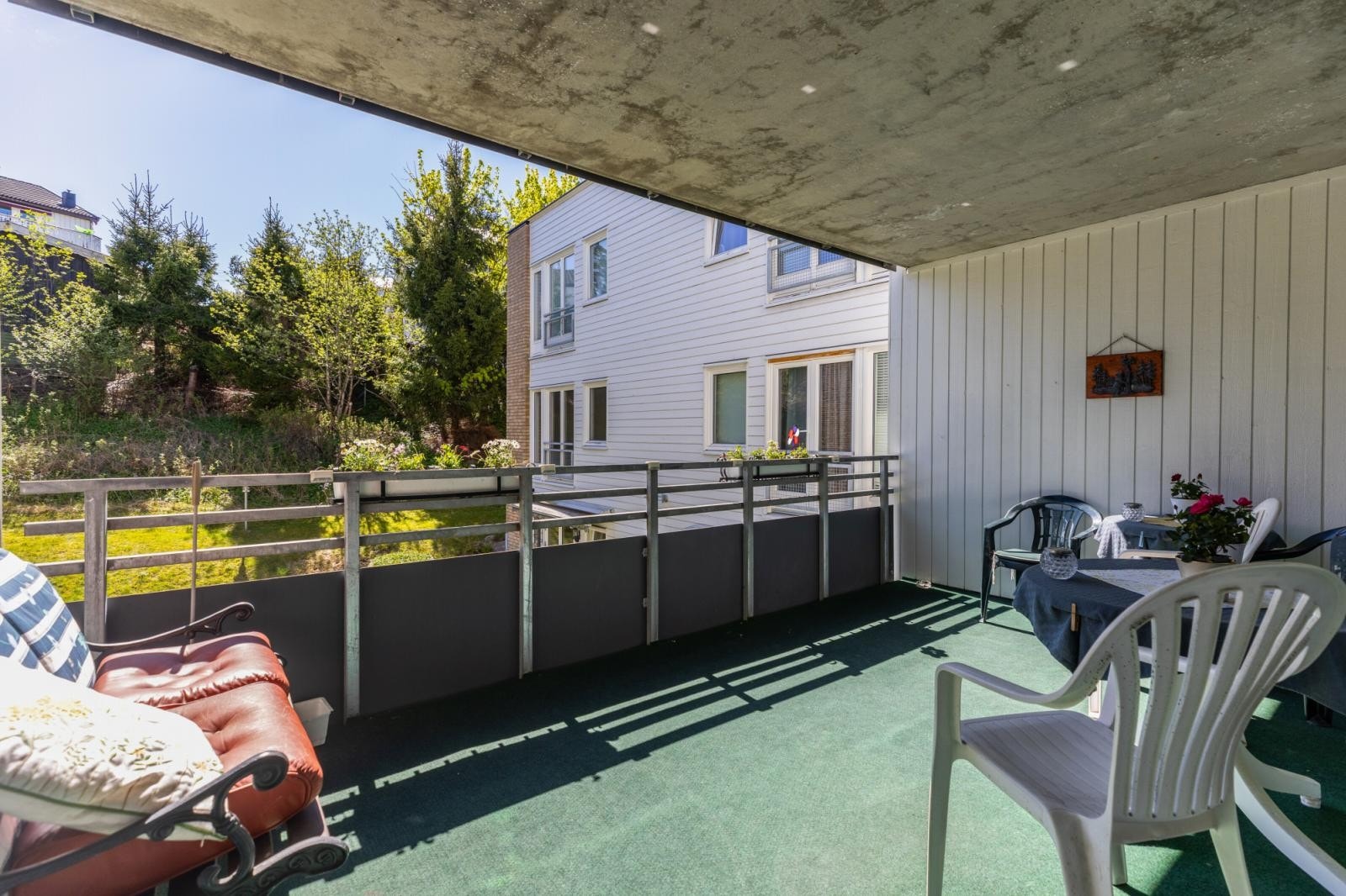 Felles terrasse med møbler for beboere. Galleribilde