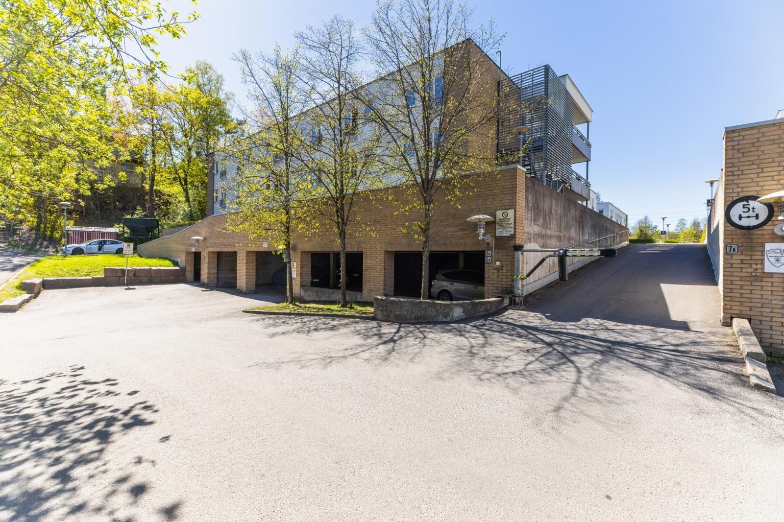 Innkjøring til gjesteparkering. Galleribilde