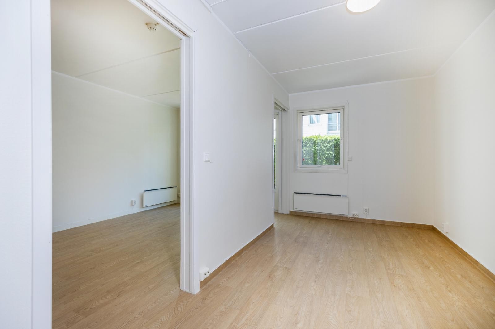 Soverom med vindu. Stue til venstre i bilde (skyvedør). Galleribilde