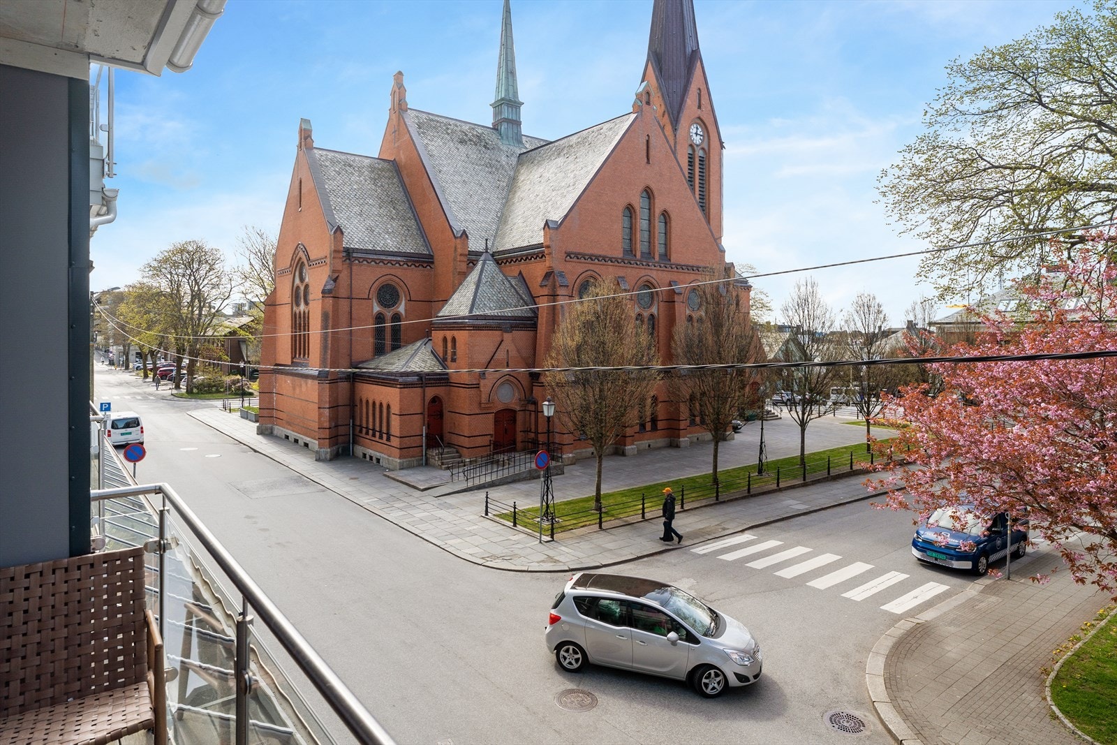 Attraktiv beliggenhet ve Vår frelsers kirke og Haugesunds folkebibliotek Galleribilde