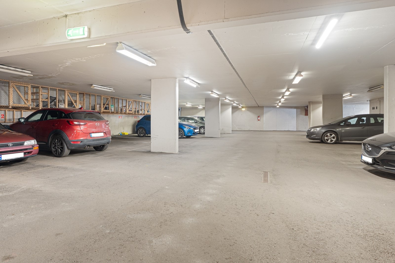 Det er garasjeanlegg med fast p-plass til leiligheten markert med "B2".
På parkeringsplassen er det plassbygde oppbevaringsrom med lås. Galleribilde
