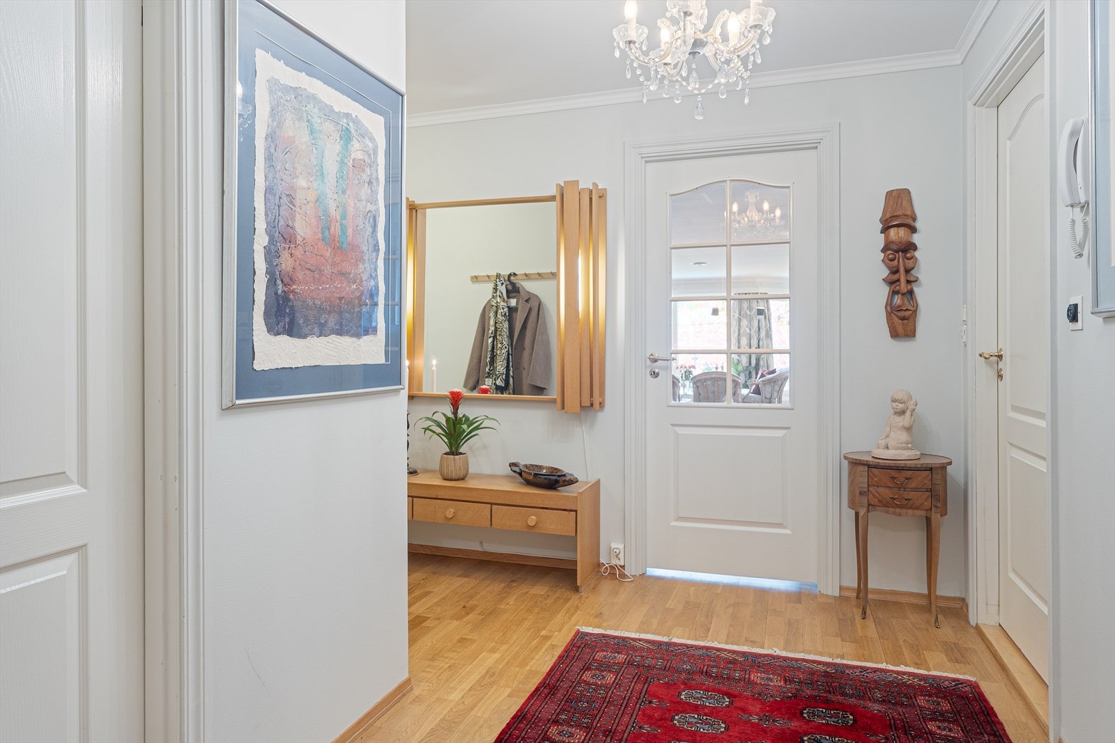 Stor gang ønsker deg velkommen inn og i hallen har en god plass til yttertøy. Galleribilde
