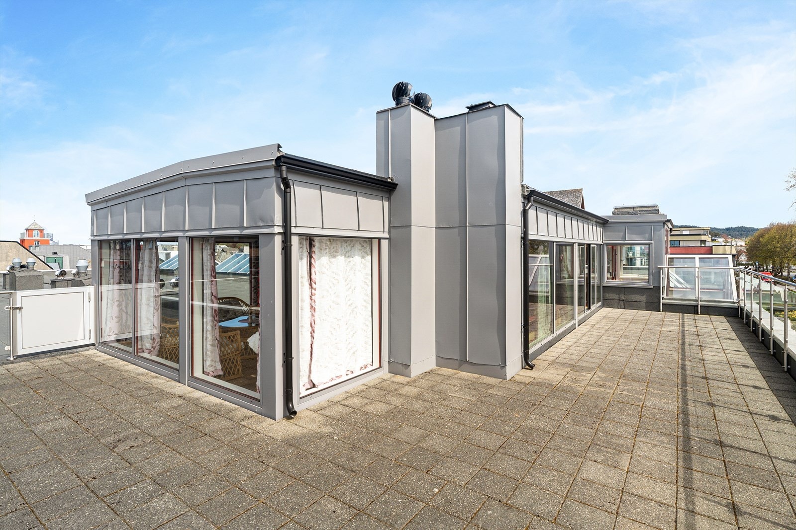Utgang fra rommet til stor terrasse med upåklagelige solforhold og utsikt. Galleribilde